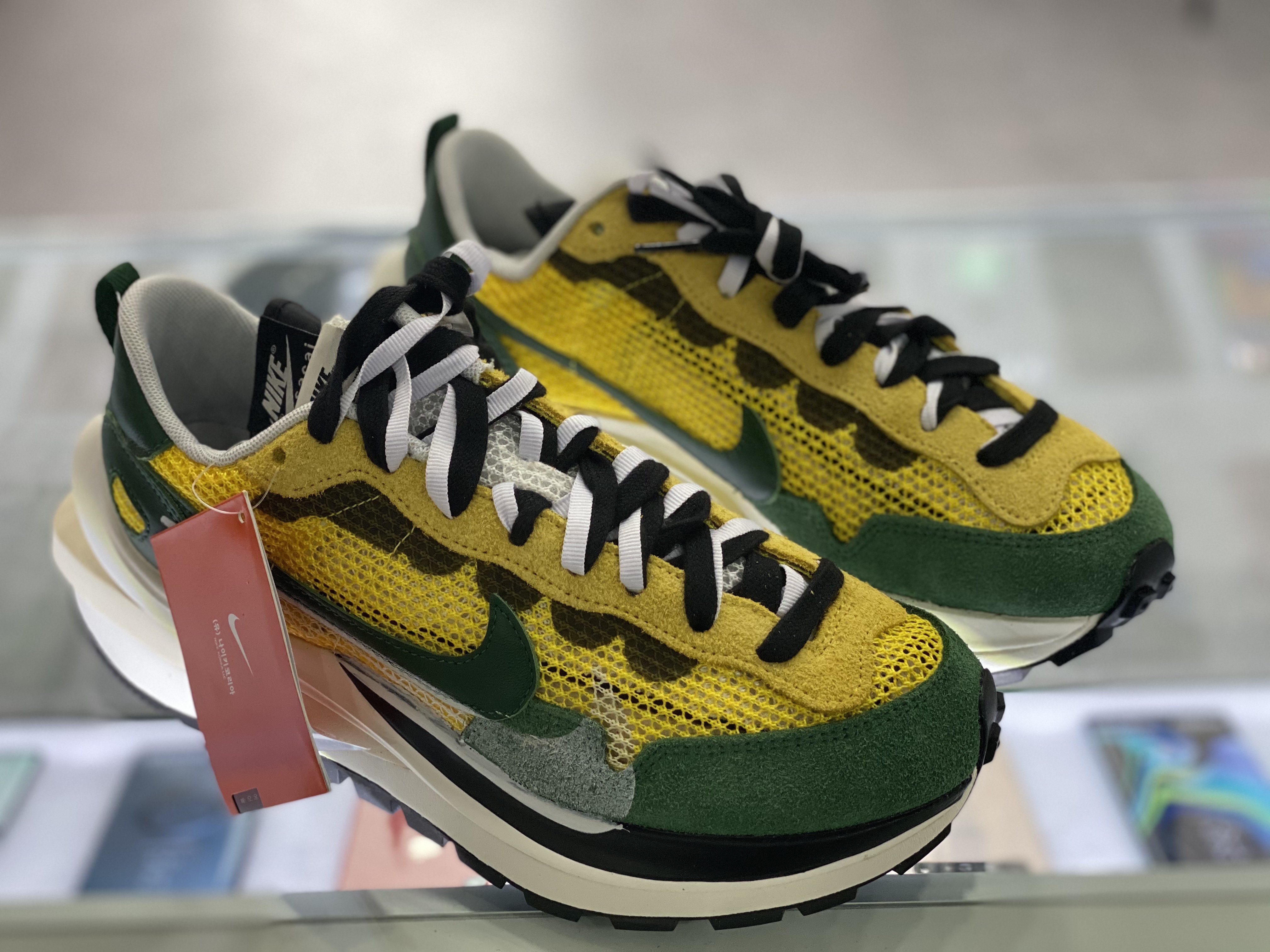 Nike x Sacai VaporWaffle Tour Yellow & Gorge Green Sail 착용 스타일