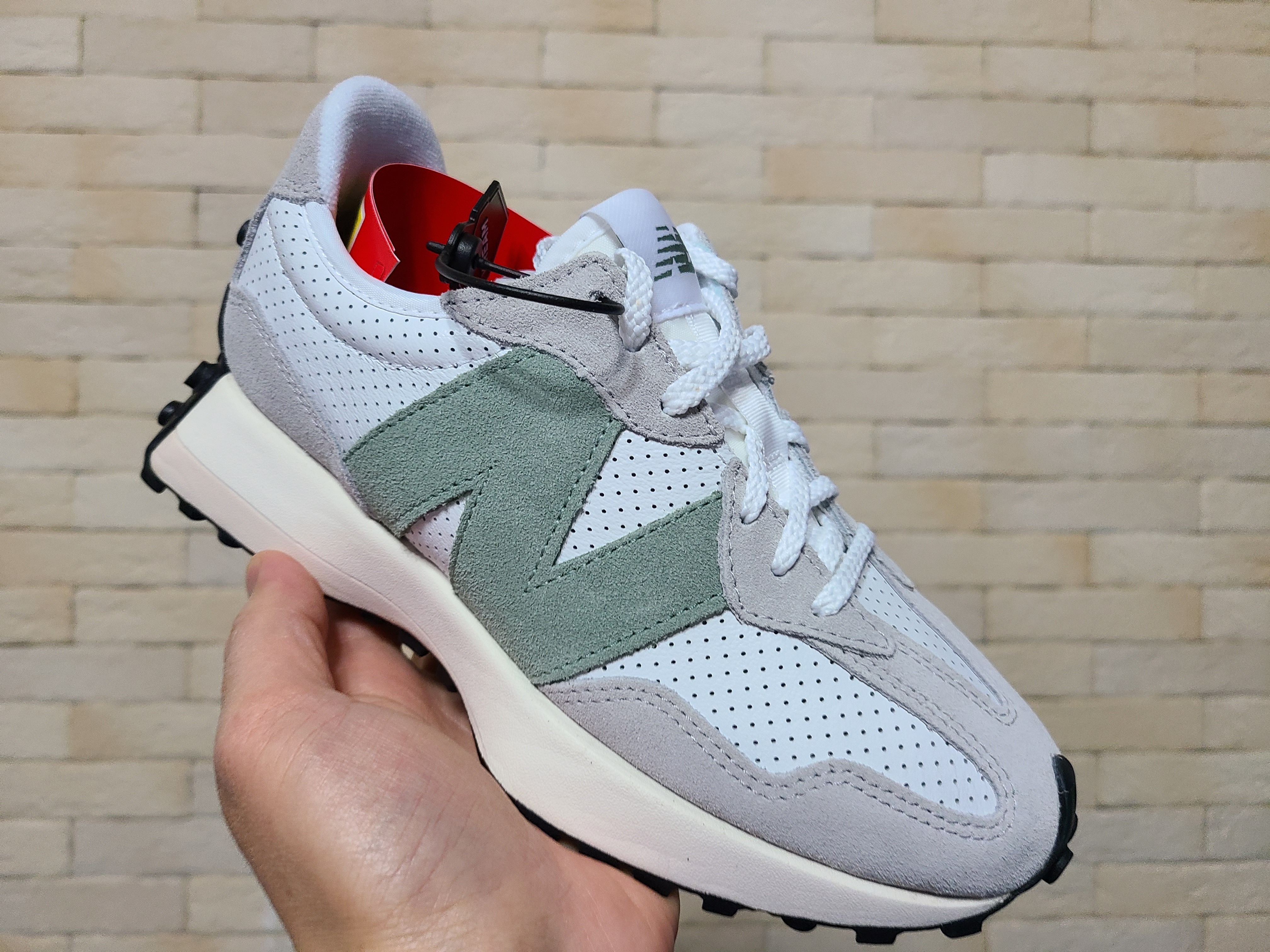 (W) New Balance 327 Grey Green - JD Sports Exclusive 착용 스타일 - 4