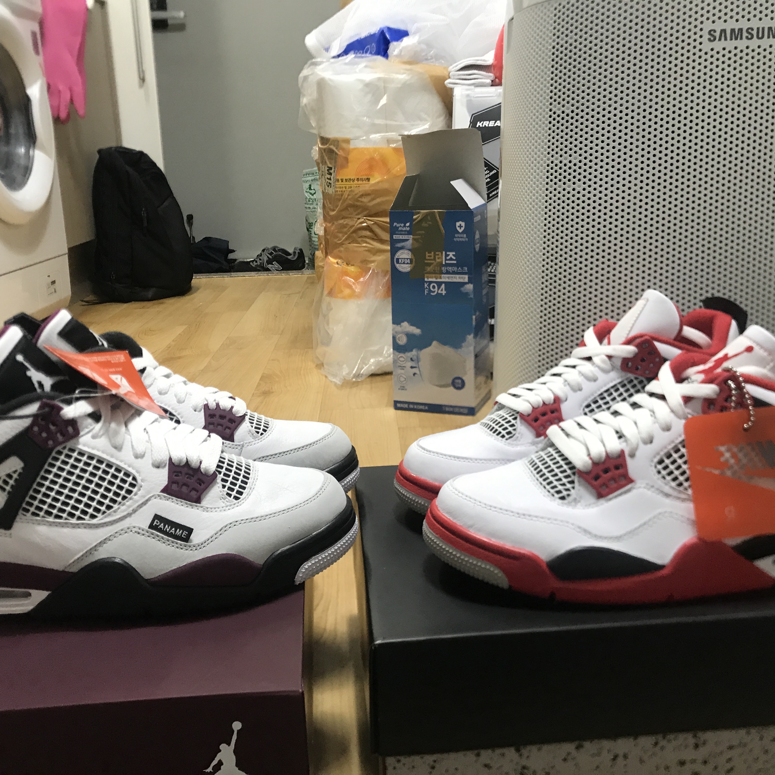 Jordan 4 Retro OG Fire Red 2020, Jordan 4 x Paris Saint-Germain Retro Neutral Grey Bordeaux 착용 스타일 - 2