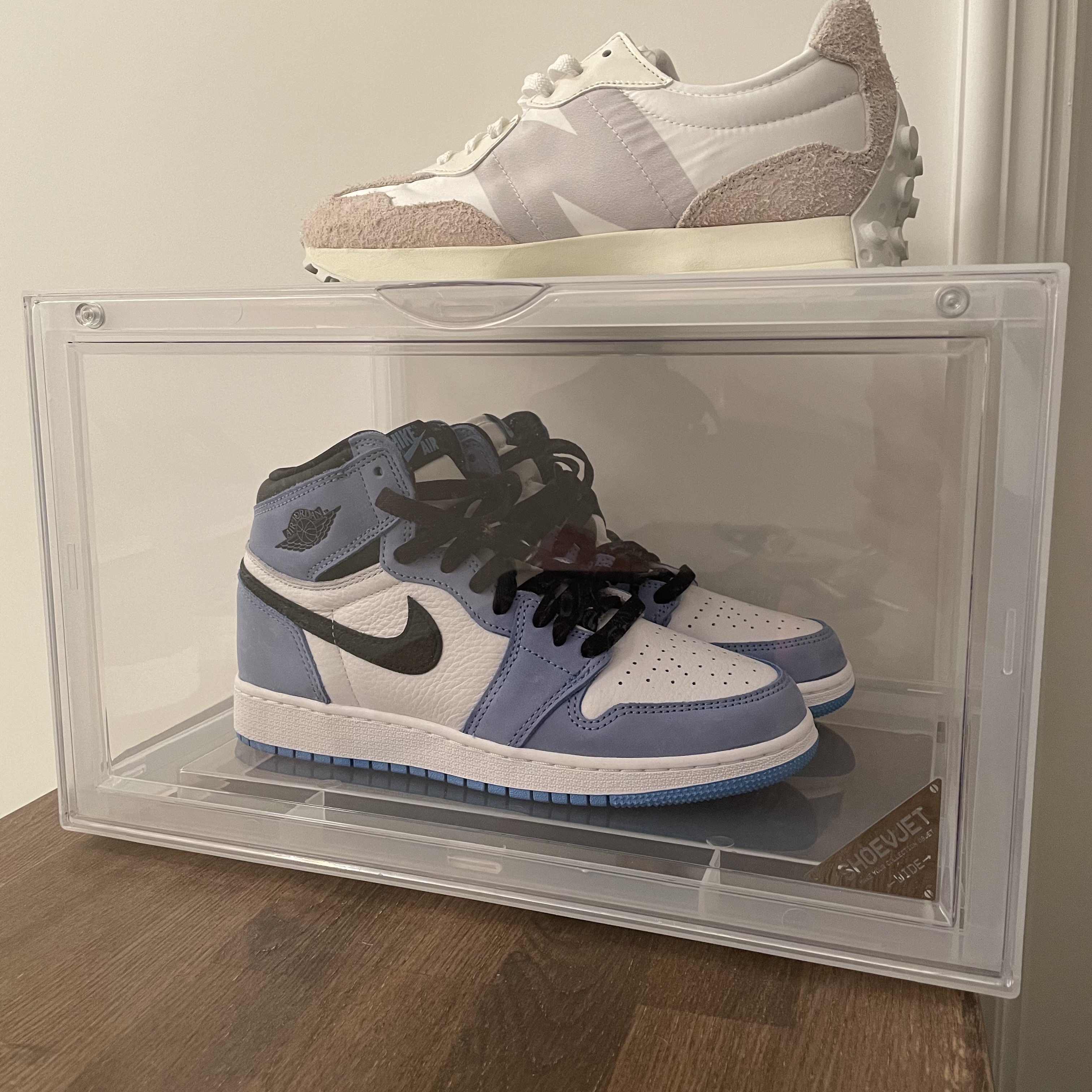 (GS) Jordan 1 Retro High OG University Blue, (W) New Balance 327 White Moonbeam 착용 스타일