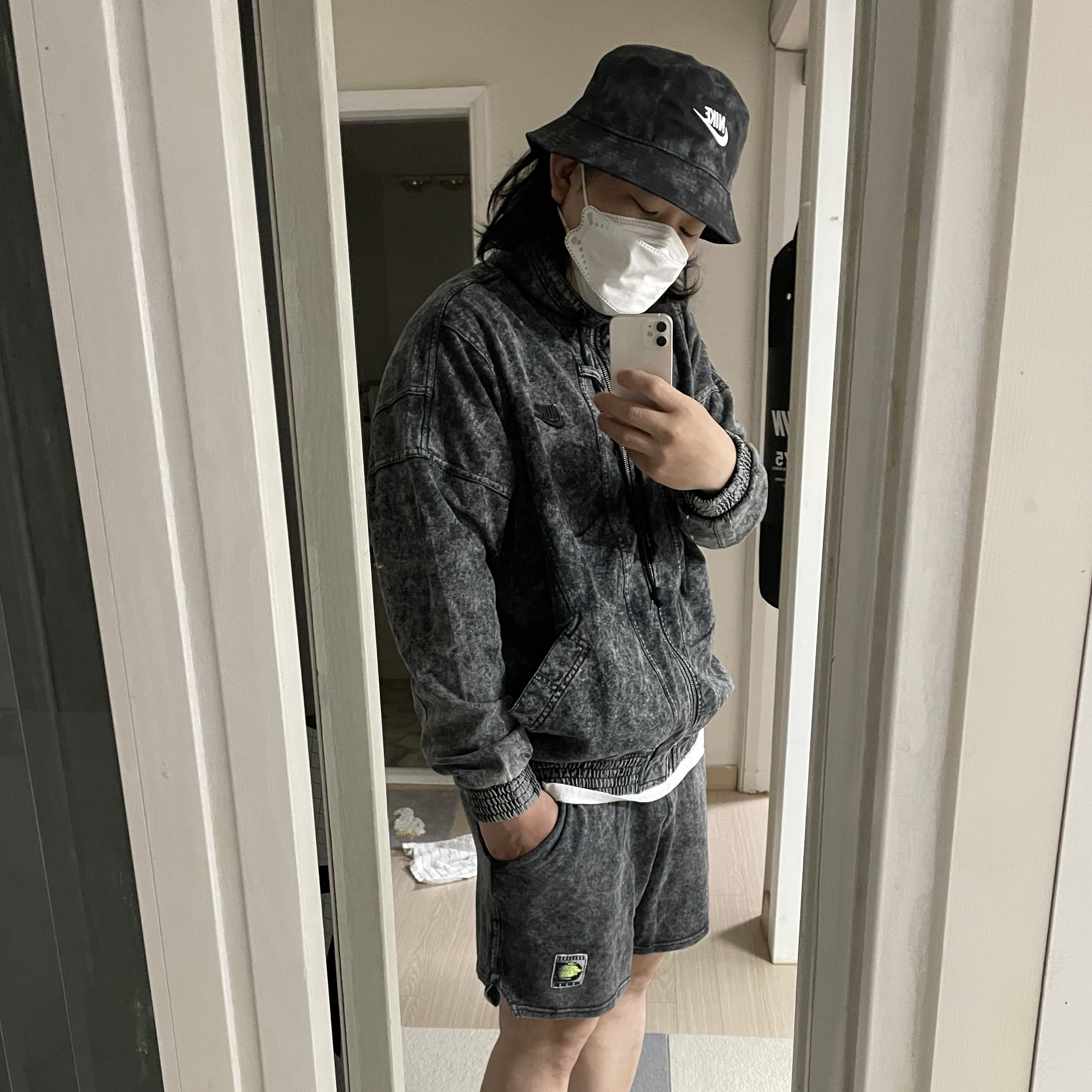 Nike Bucket Futura Tie-Dye Black 착용 스타일 - 1