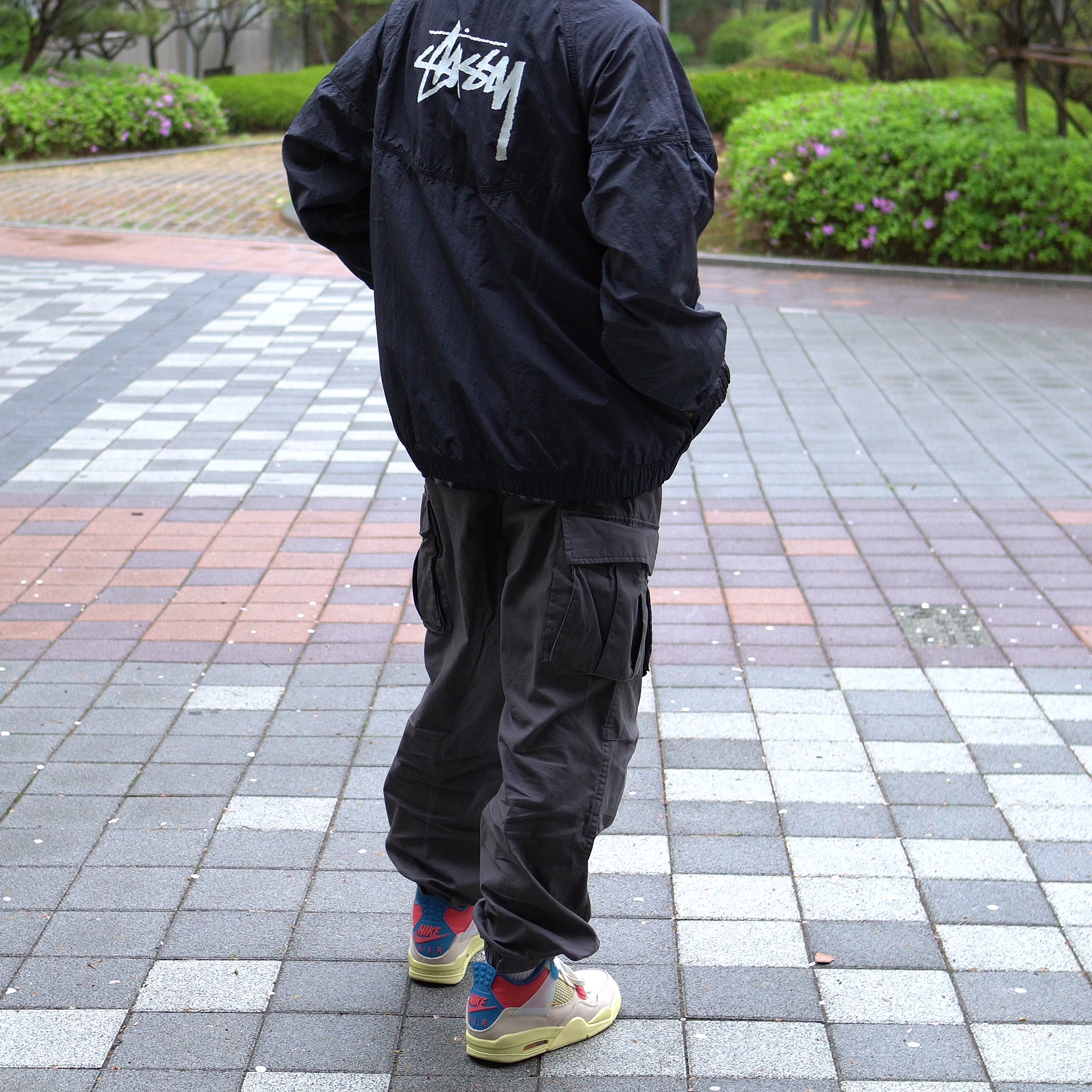 Nike x Stussy Windrunner Jacket Off Noir 착용 스타일 - 2