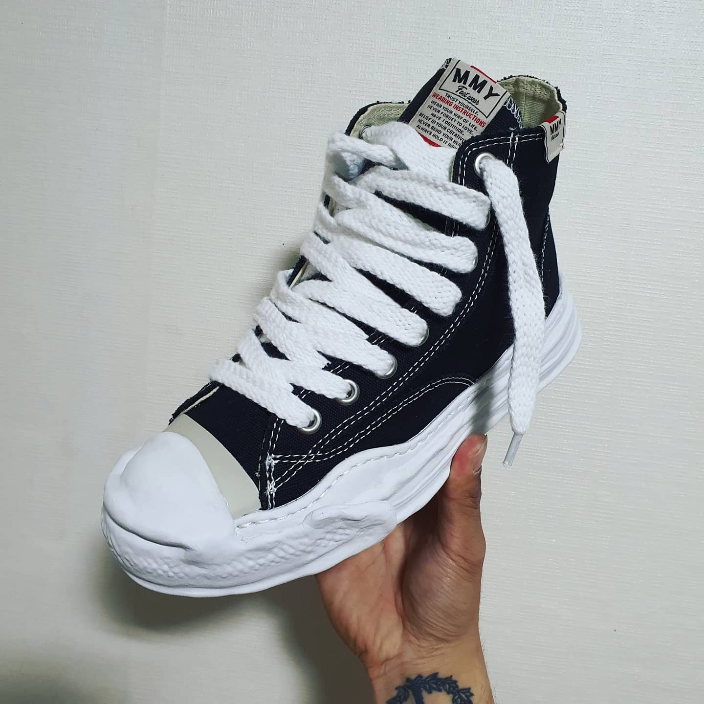 Maison Mihara Yasuhiro Peterson OG Sole Canvas High-top Sneakers Black, Maison Mihara Yasuhiro Hank OG Sole Canvas Low-top Sneakers Black 착용 스타일 - 1