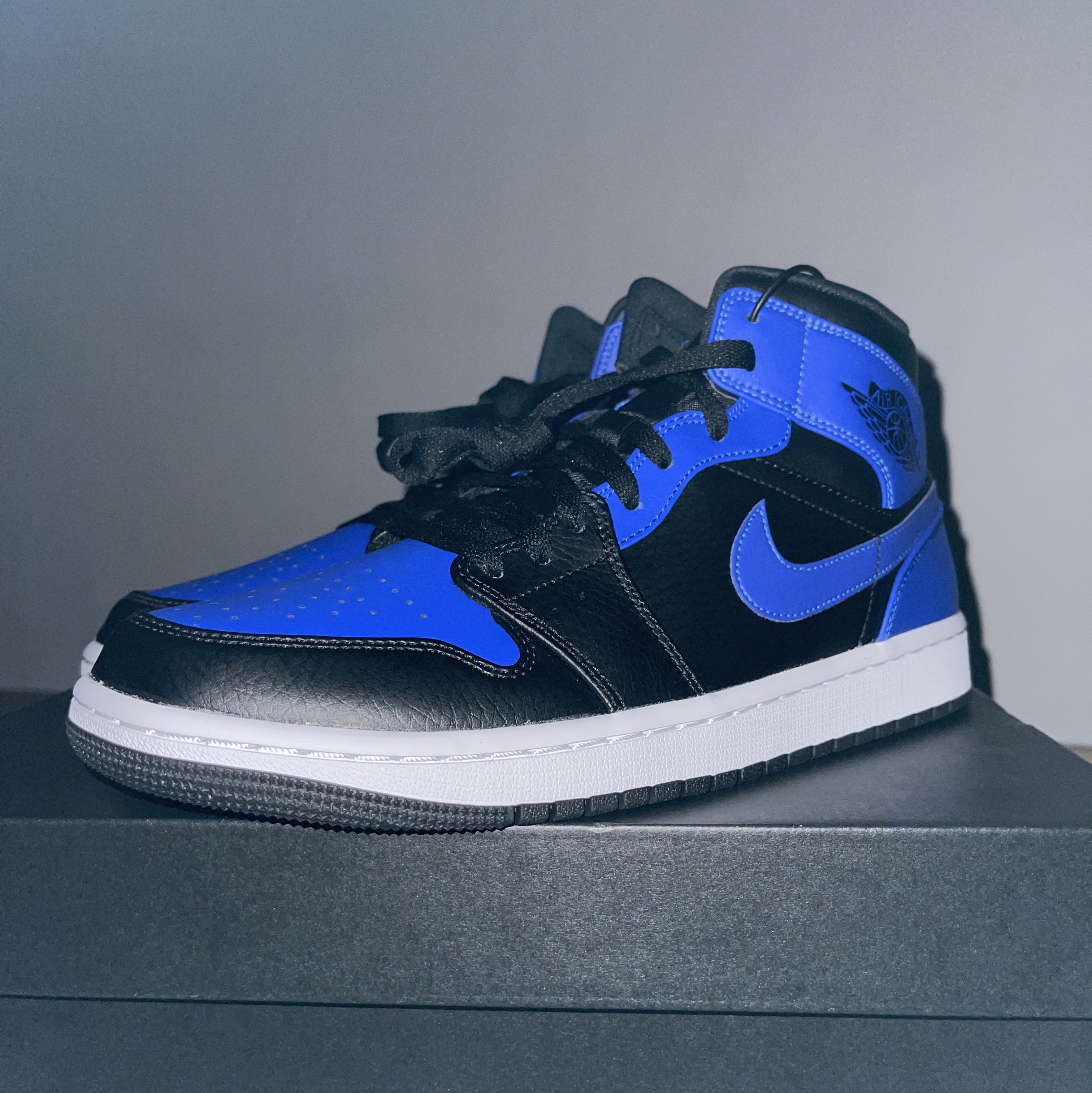 Jordan 1 Mid Black Hyper Royal 착용 스타일 - 2