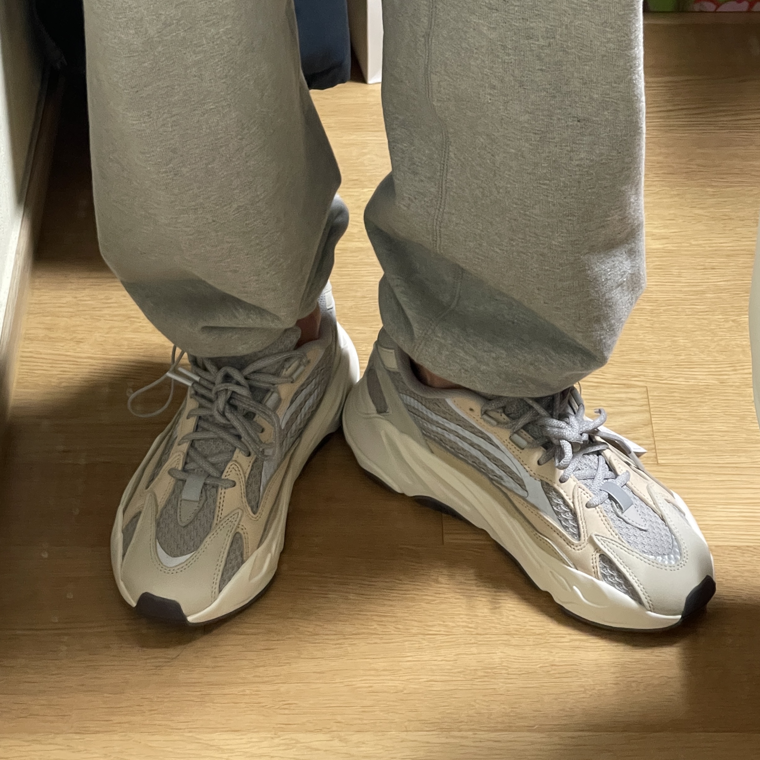 Adidas Yeezy Boost 700 V2 Cream 착용 스타일 - 5