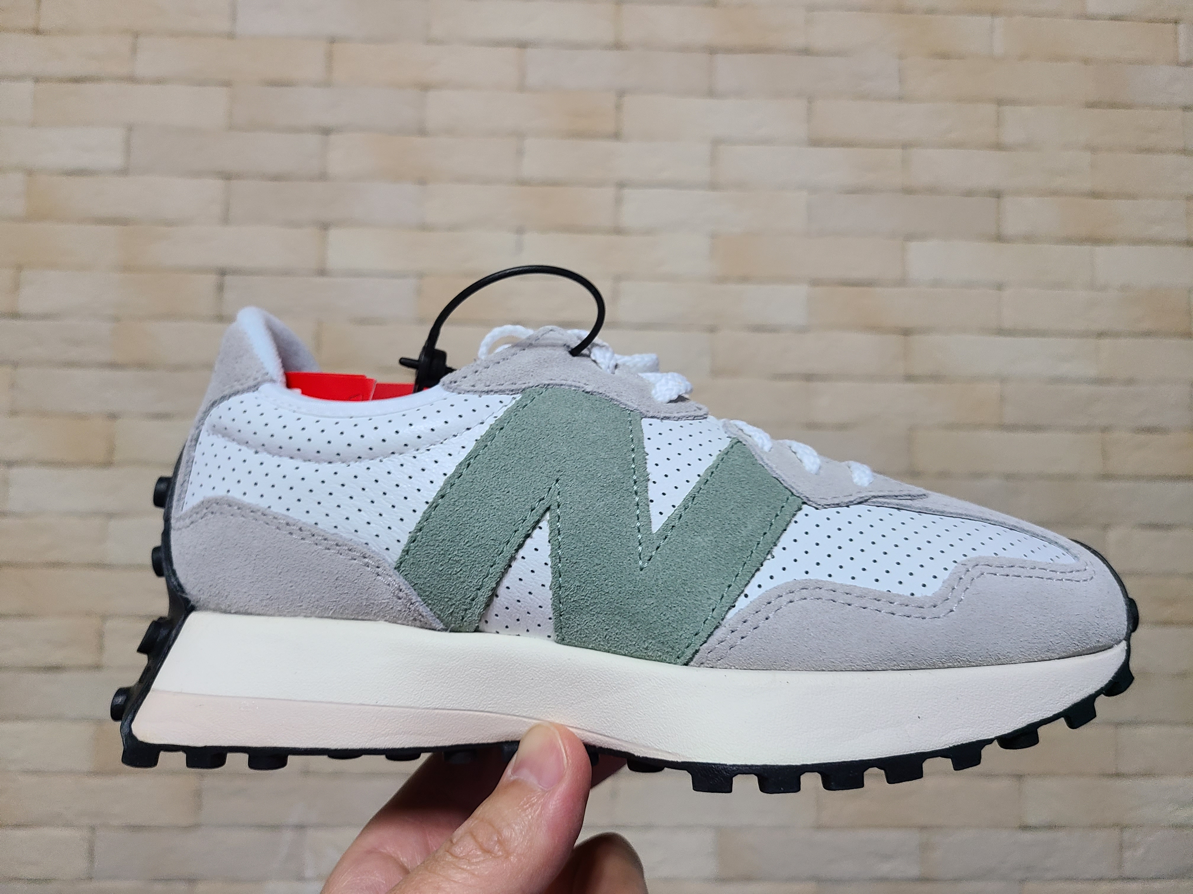 (W) New Balance 327 Grey Green - JD Sports Exclusive 착용 스타일 - 2