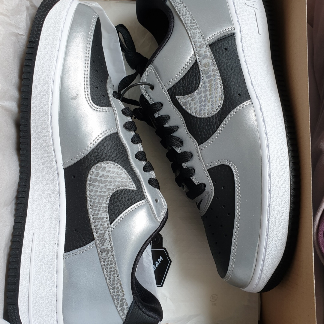 Nike Air Force 1 B Silver Snake 착용 스타일 - 2