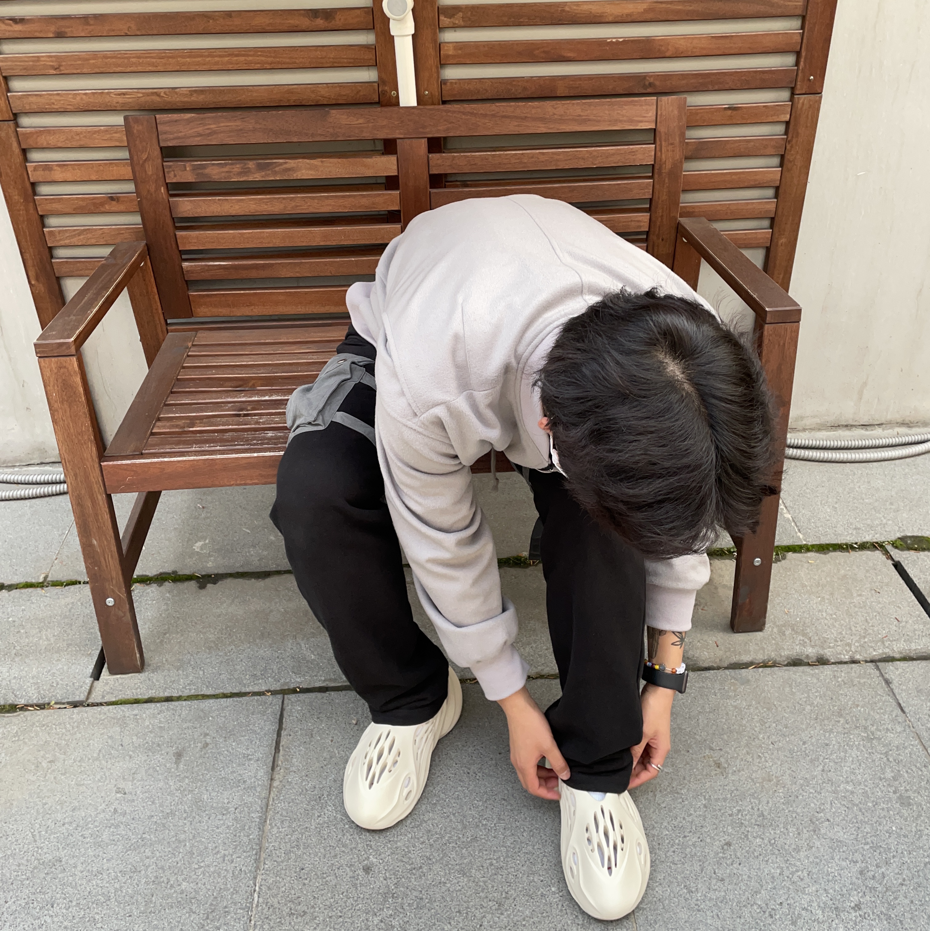 Adidas Yeezy Foam RNNR Sand 착용 스타일 - 4
