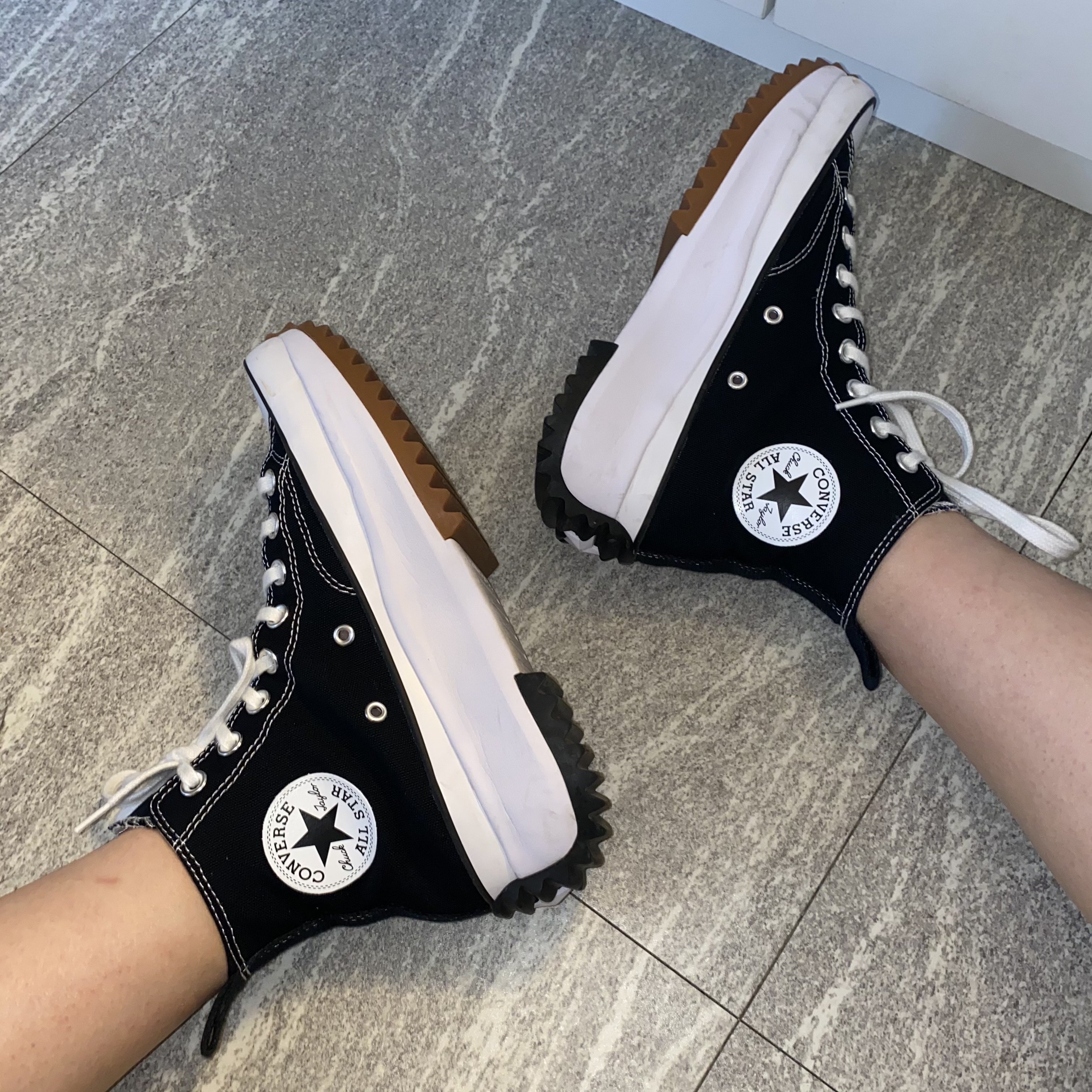 Converse Run Star Hike Hi Black White Gum 착용 스타일 - 1
