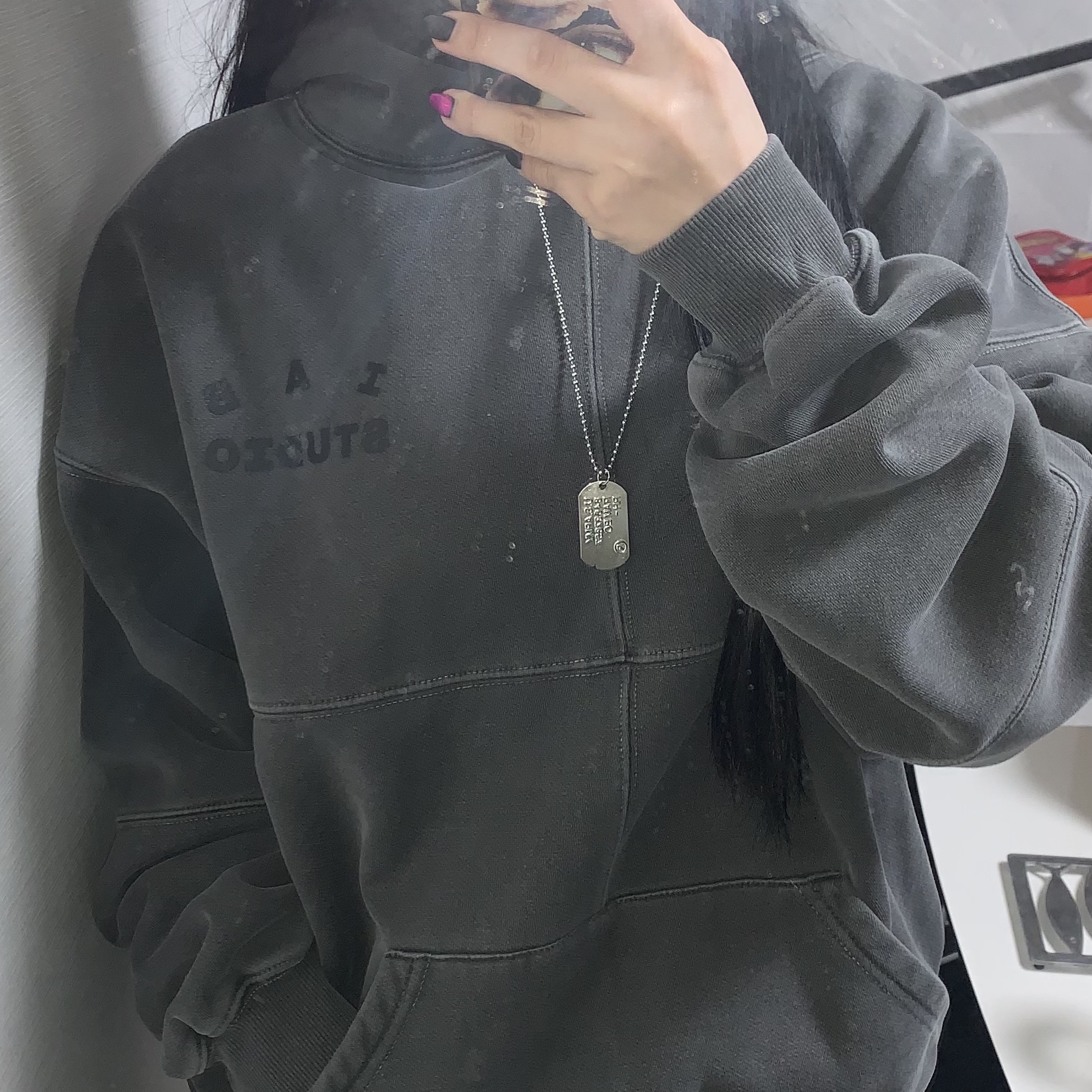 IAB Studio Blocked Pigment Hoodie Black 착용 스타일 - 3