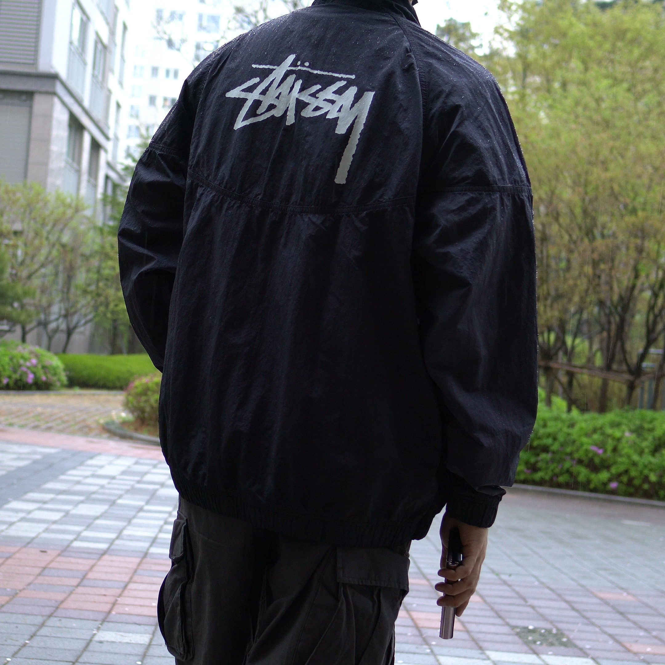 Nike x Stussy Windrunner Jacket Off Noir 착용 스타일 - 5