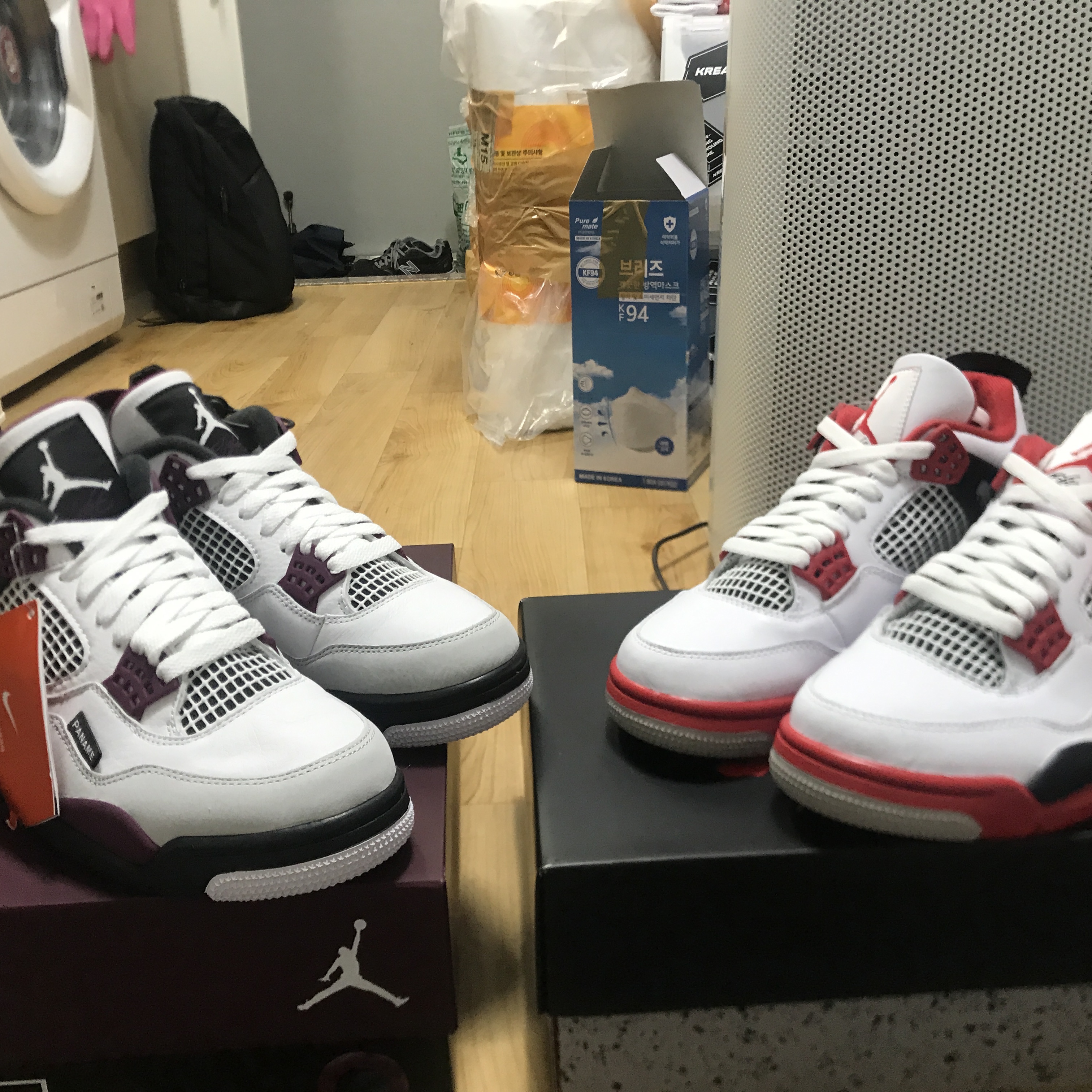 Jordan 4 Retro OG Fire Red 2020, Jordan 4 x Paris Saint-Germain Retro Neutral Grey Bordeaux 착용 스타일 - 1