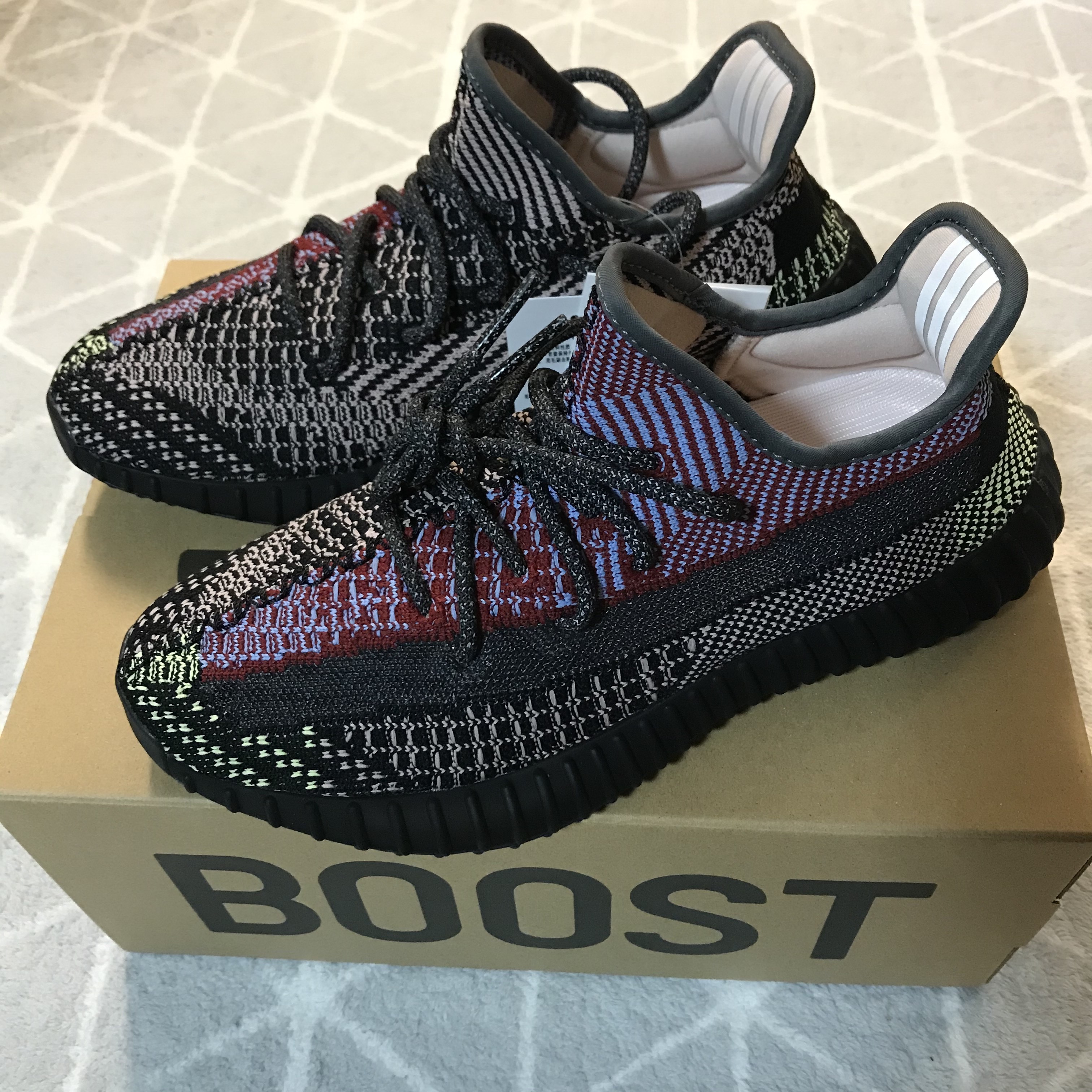 Adidas Yeezy Boost 350 V2 Yecheil - Non-Reflective 착용 스타일 - 2