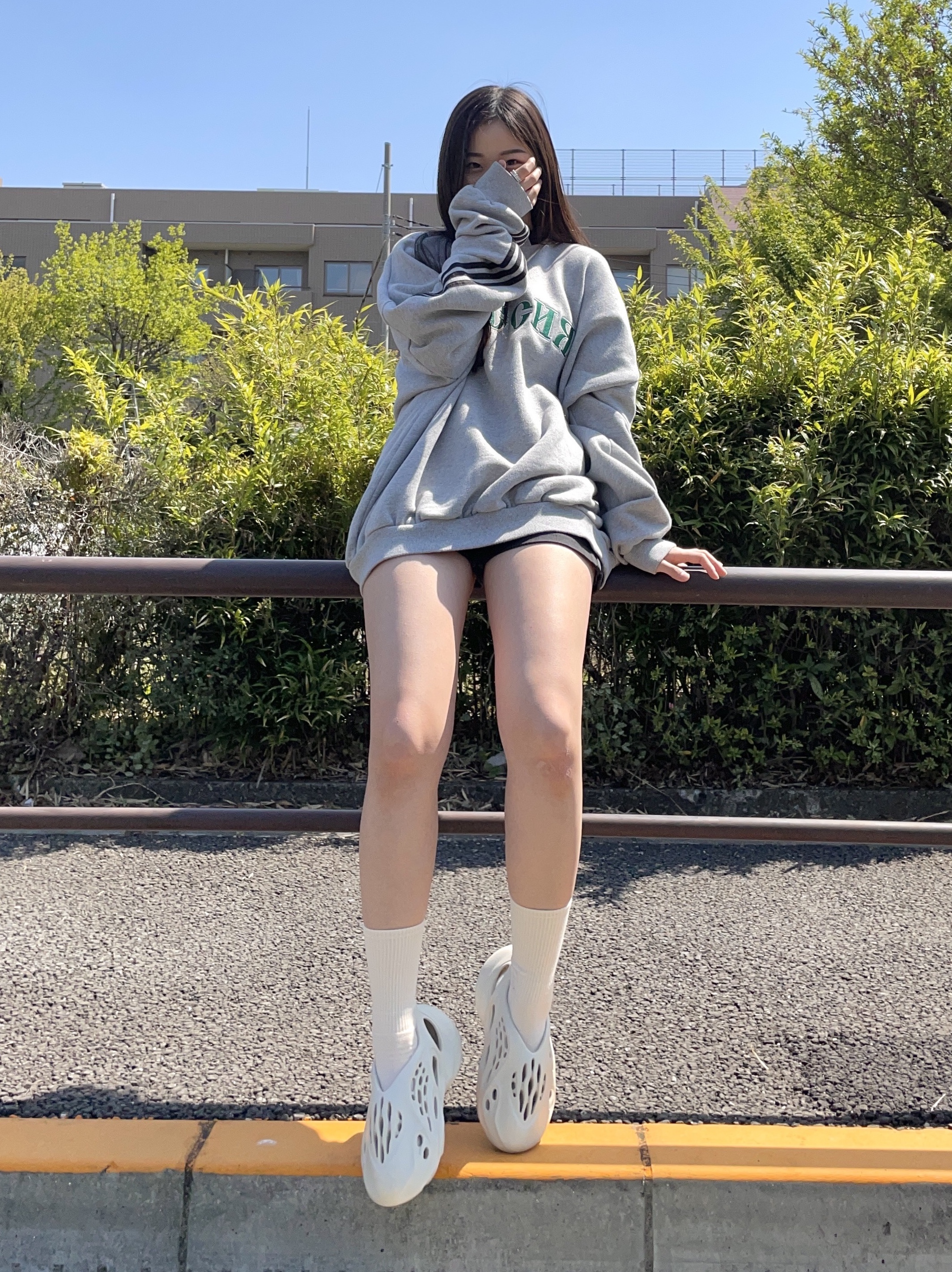 Adidas Yeezy Foam RNNR Sand 착용 스타일