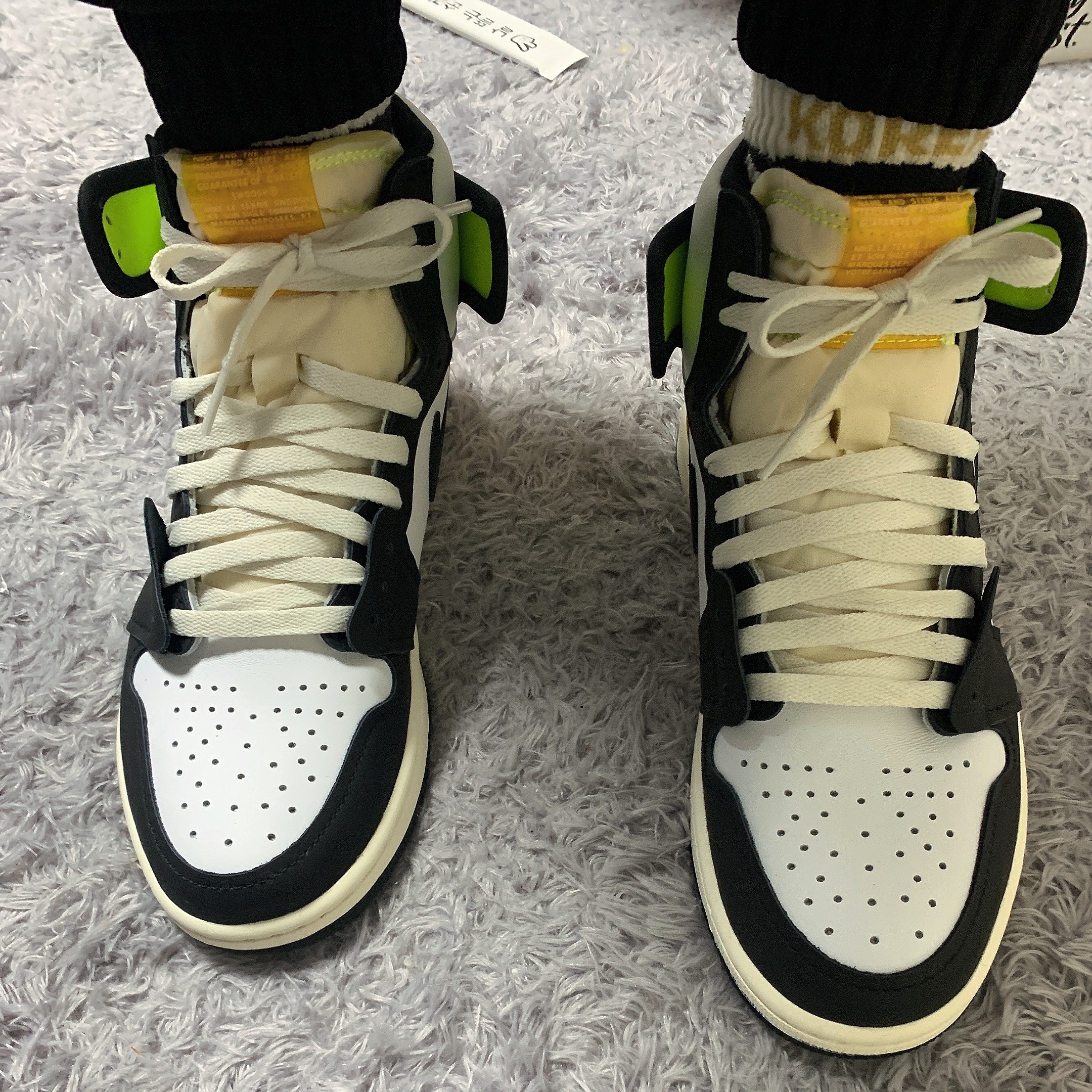 Jordan 1 Retro High OG Volt Gold 착용 스타일 - 2