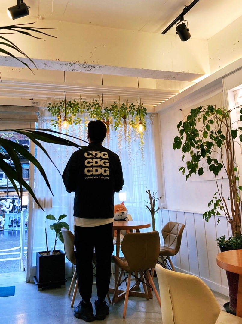 Nike Air Monarch IV Black, CDG Logo Coach Jacket Black 착용 스타일