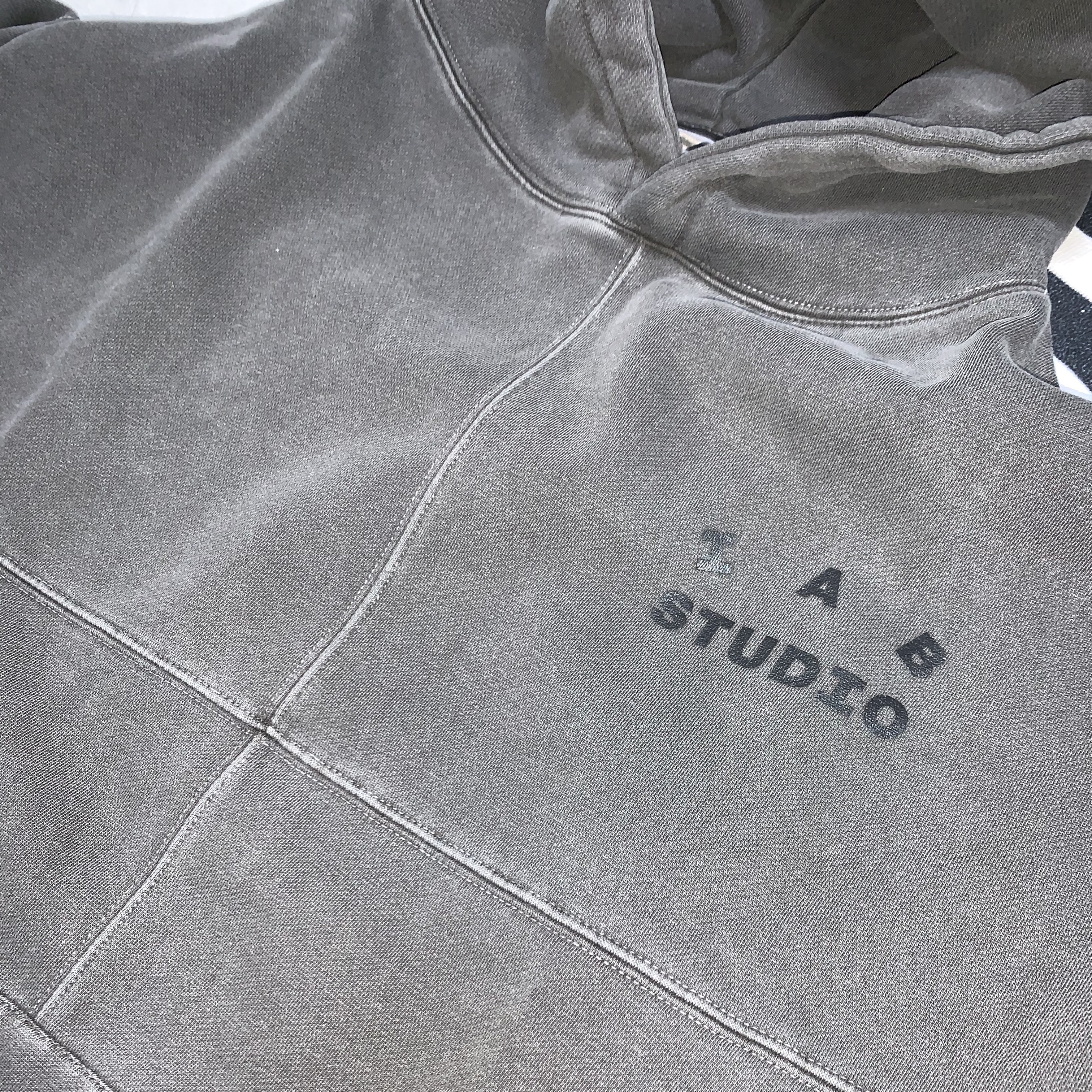 IAB Studio Blocked Pigment Hoodie Black 착용 스타일 - 2