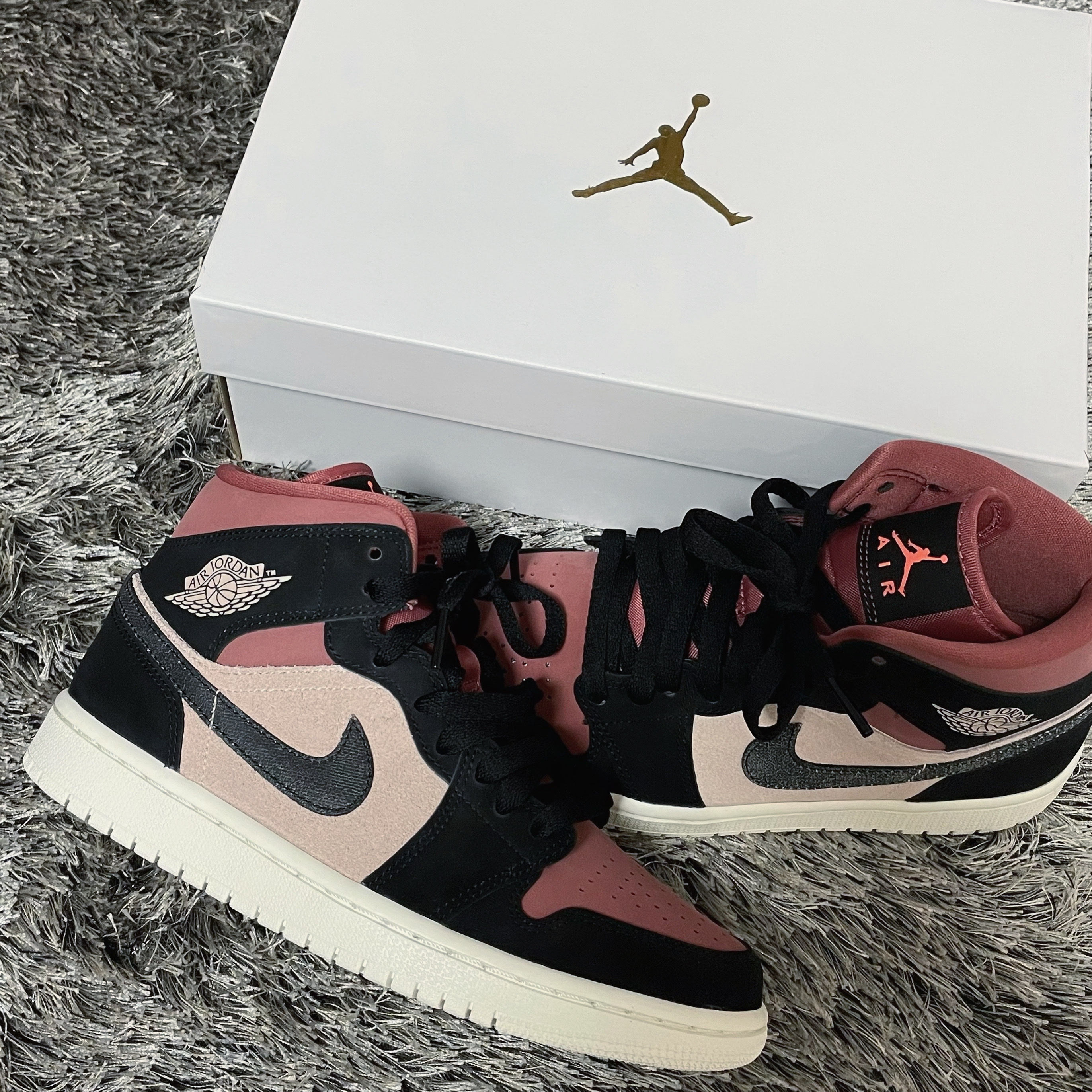 (W) Jordan 1 Mid Burgundy Dusty Pink 착용 스타일 - 1