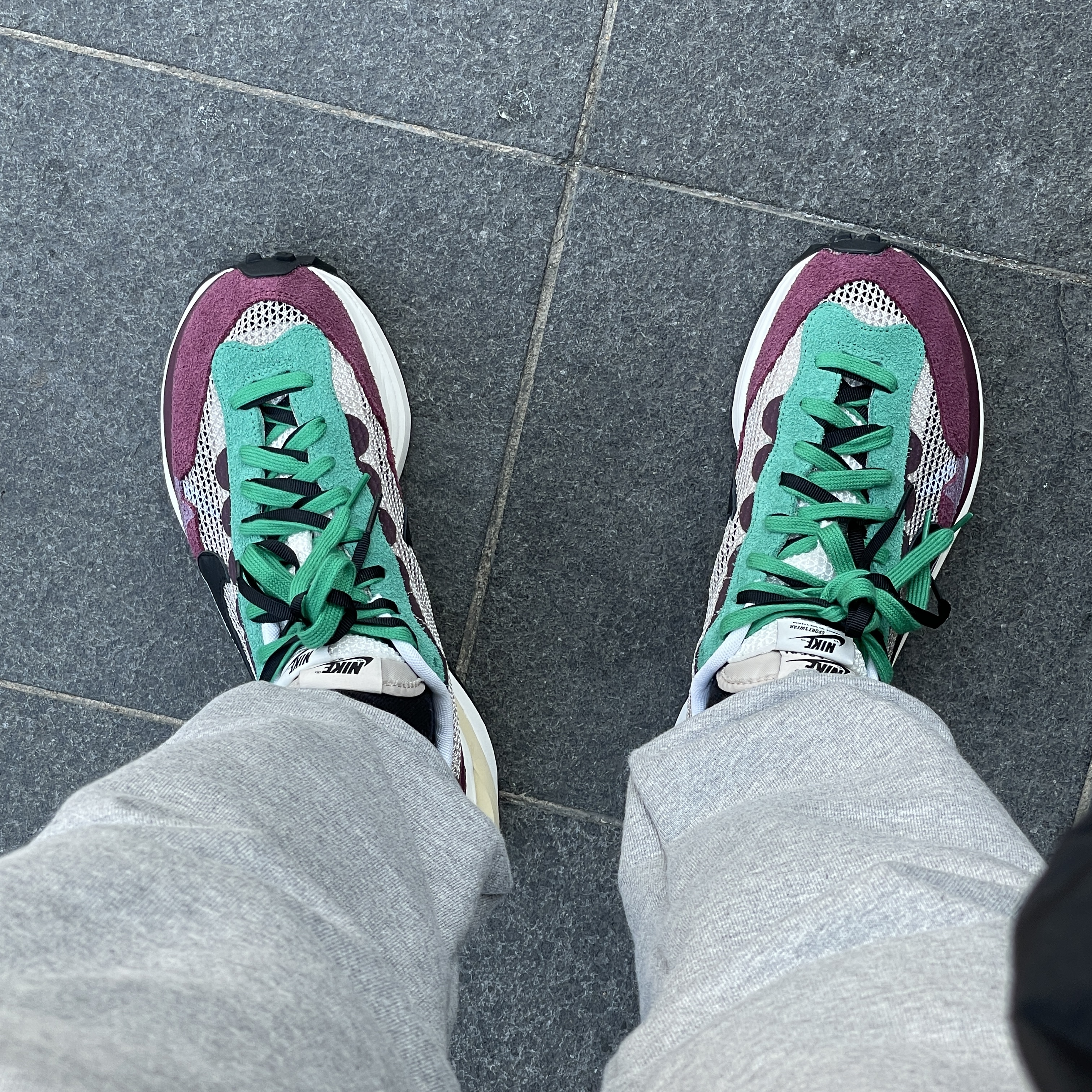 Nike x Sacai VaporWaffle String & Black Villain Red 착용 스타일 - 3
