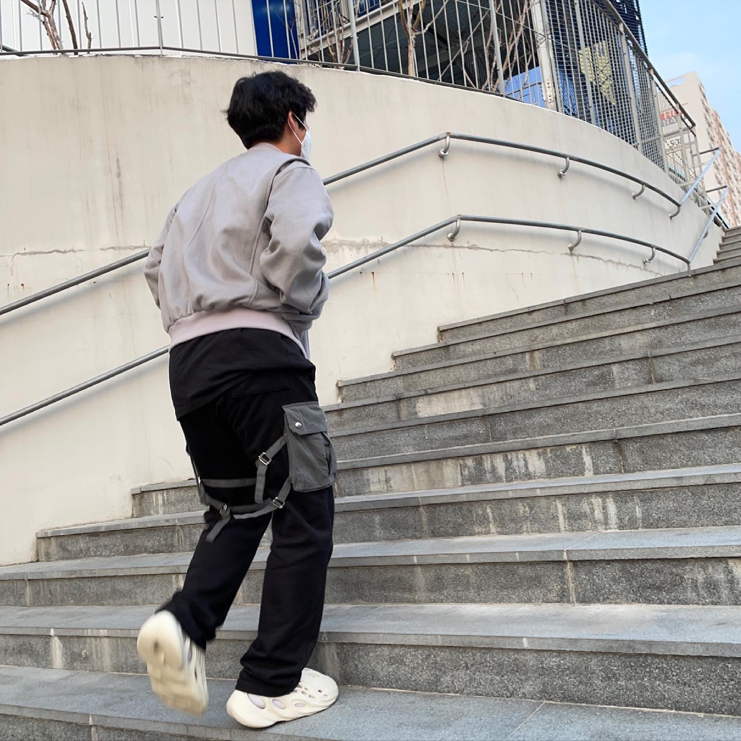 Adidas Yeezy Foam RNNR Sand 착용 스타일 - 3