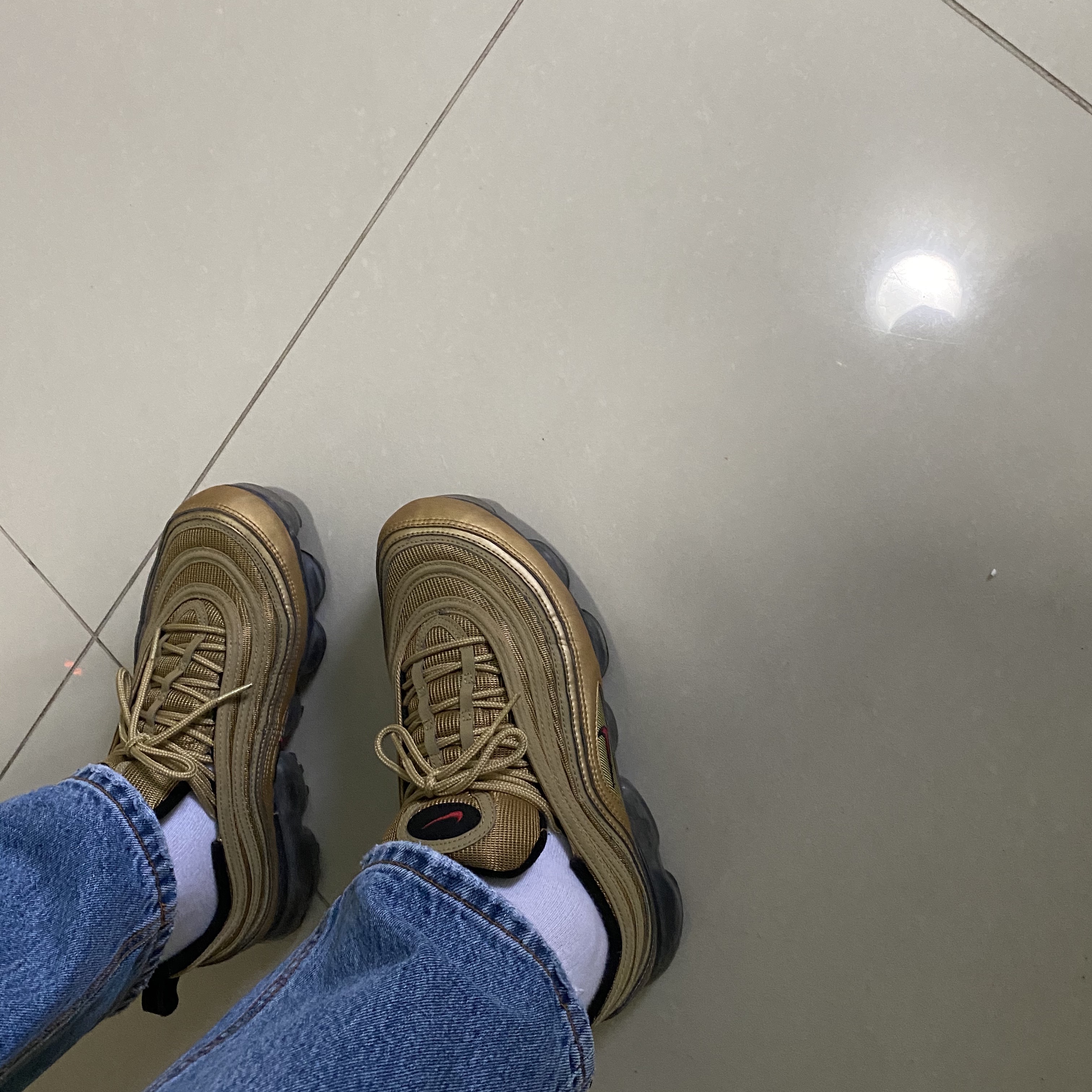Nike Air VaporMax 97 Metallic Gold, (GS) Jordan 1 Retro High OG Bloodline 착용 스타일 - 2