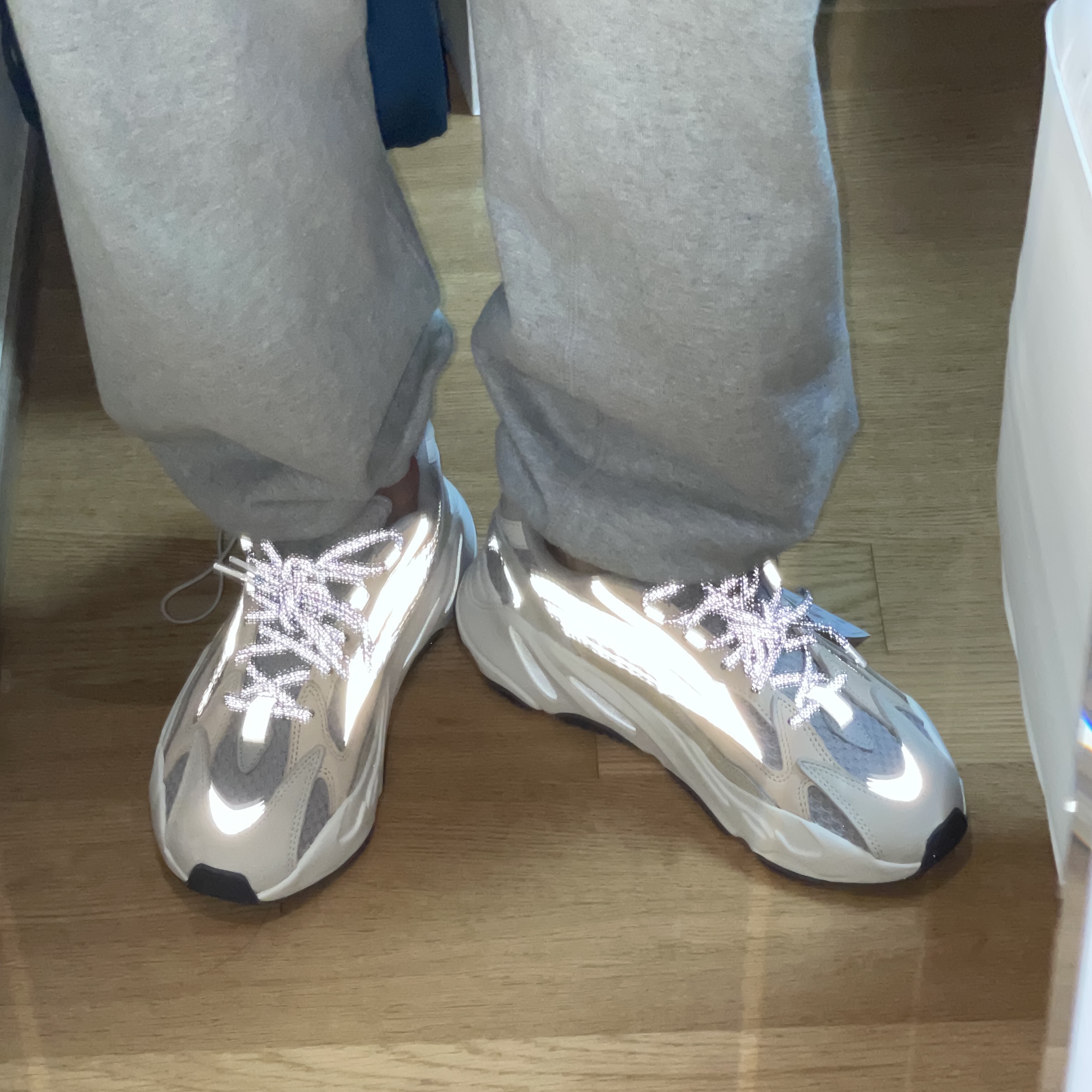 Adidas Yeezy Boost 700 V2 Cream 착용 스타일 - 4