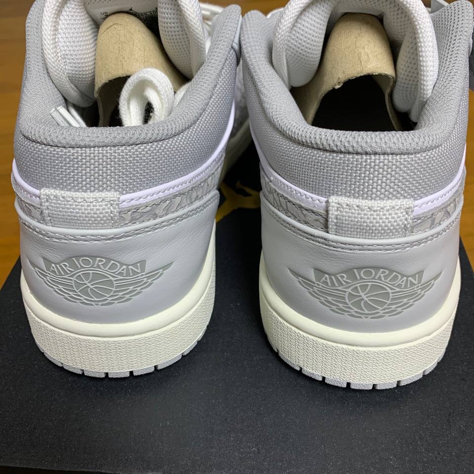 Jordan 1 Low PRM Elephant Print 착용 스타일 - 4