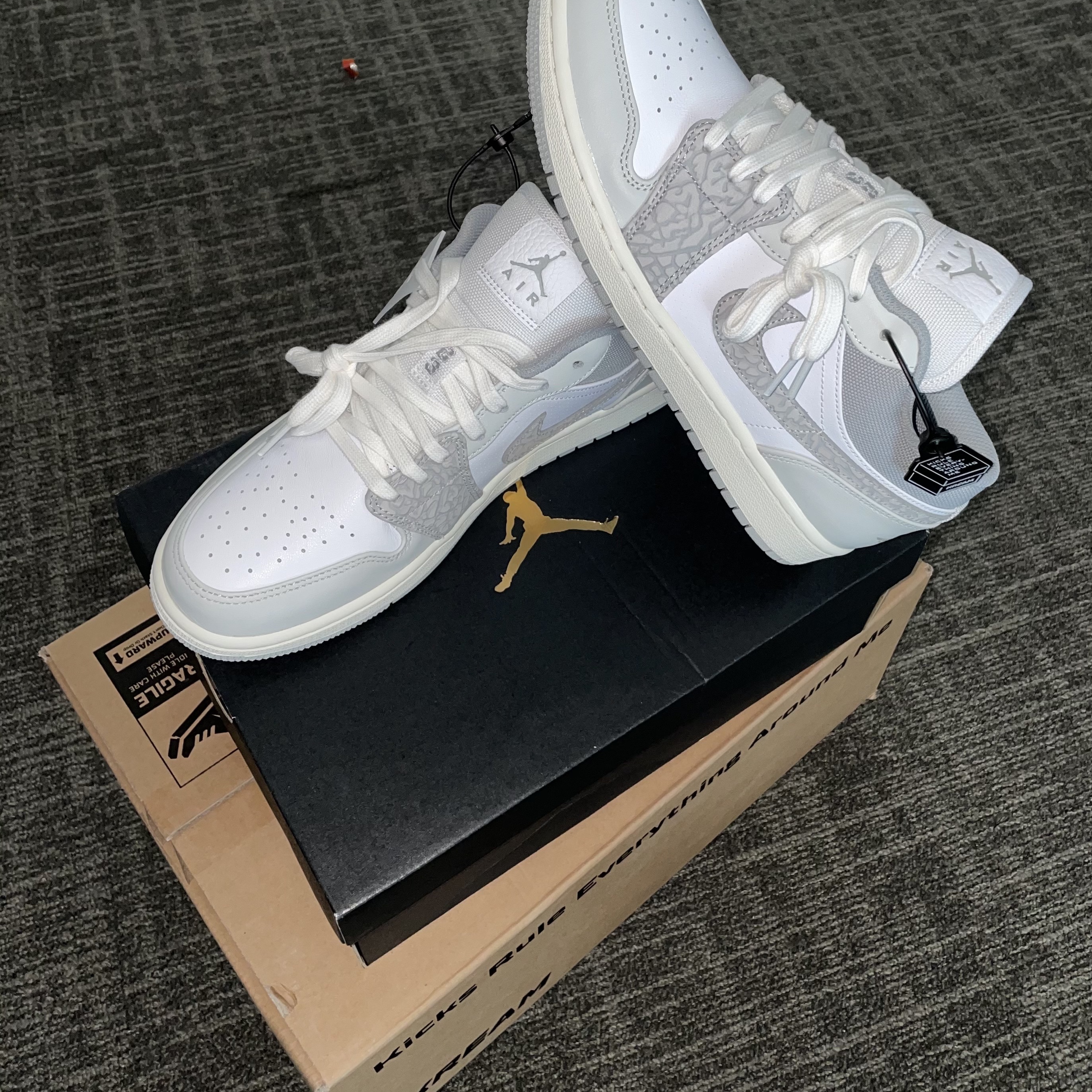 Jordan 1 Low PRM Elephant Print 착용 스타일 - 2