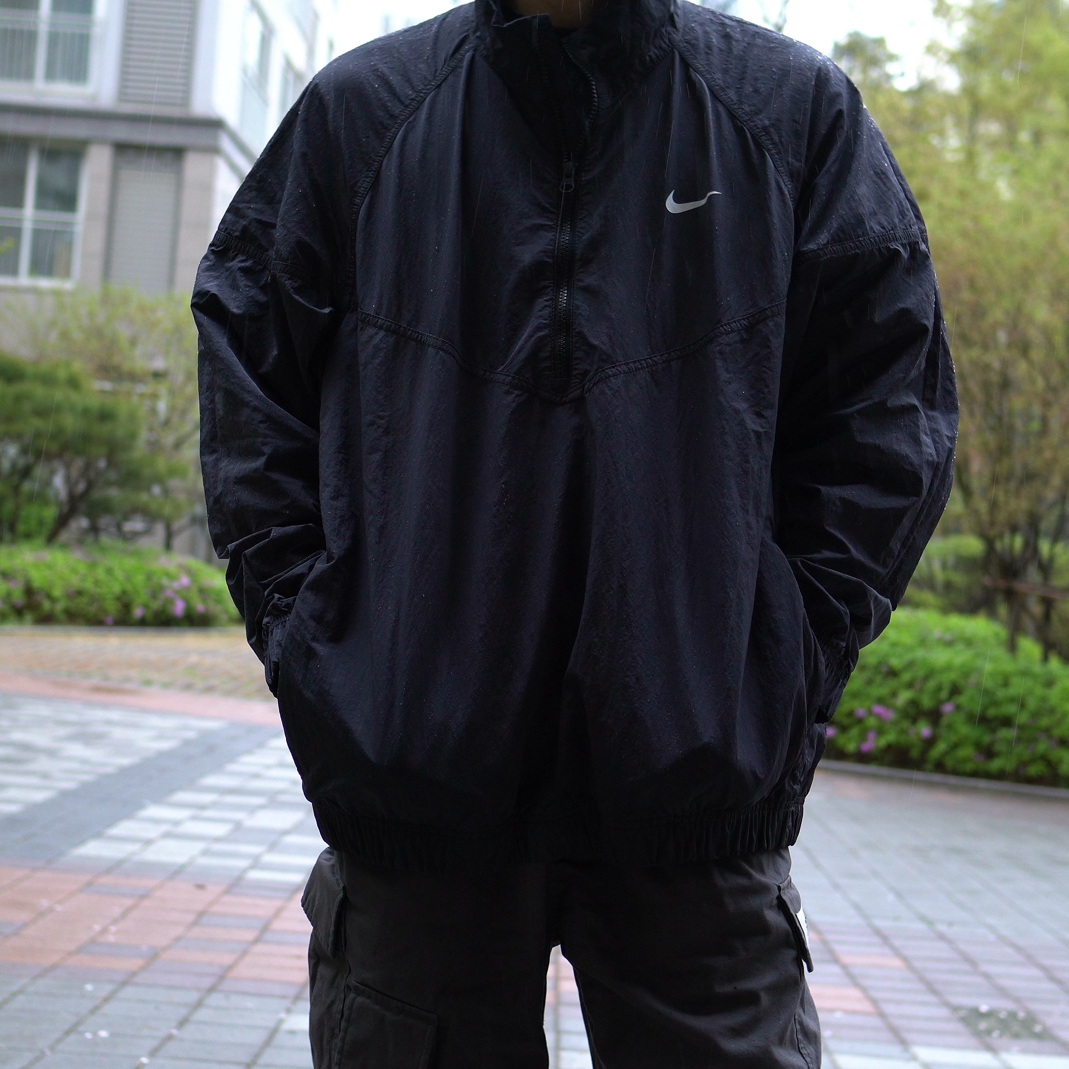 Nike x Stussy Windrunner Jacket Off Noir 착용 스타일 - 3