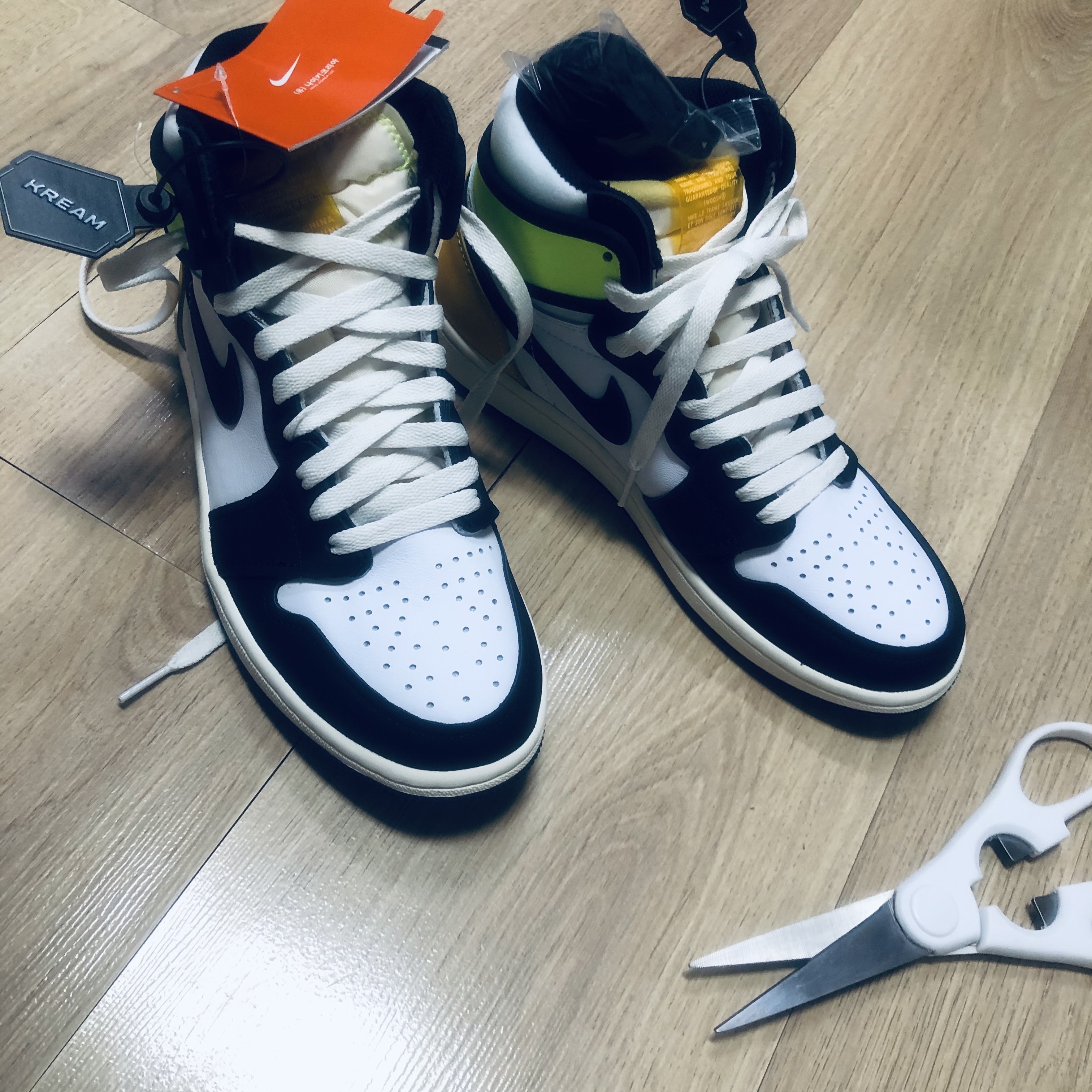 Jordan 1 Retro High OG Volt Gold 착용 스타일