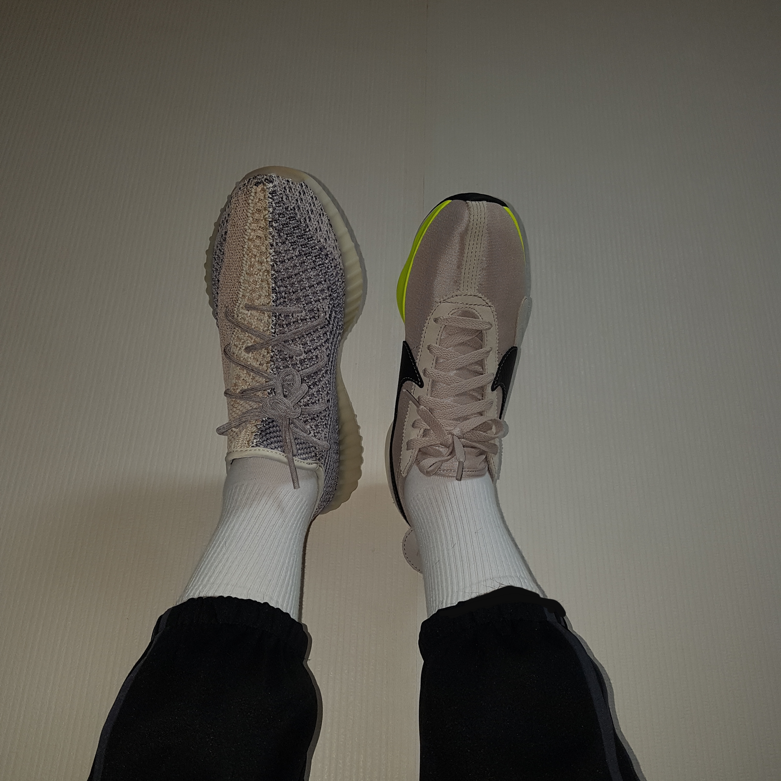 Adidas Yeezy Boost 350 V2 Ash Pearl, Nike Moon Racer String 착용 스타일