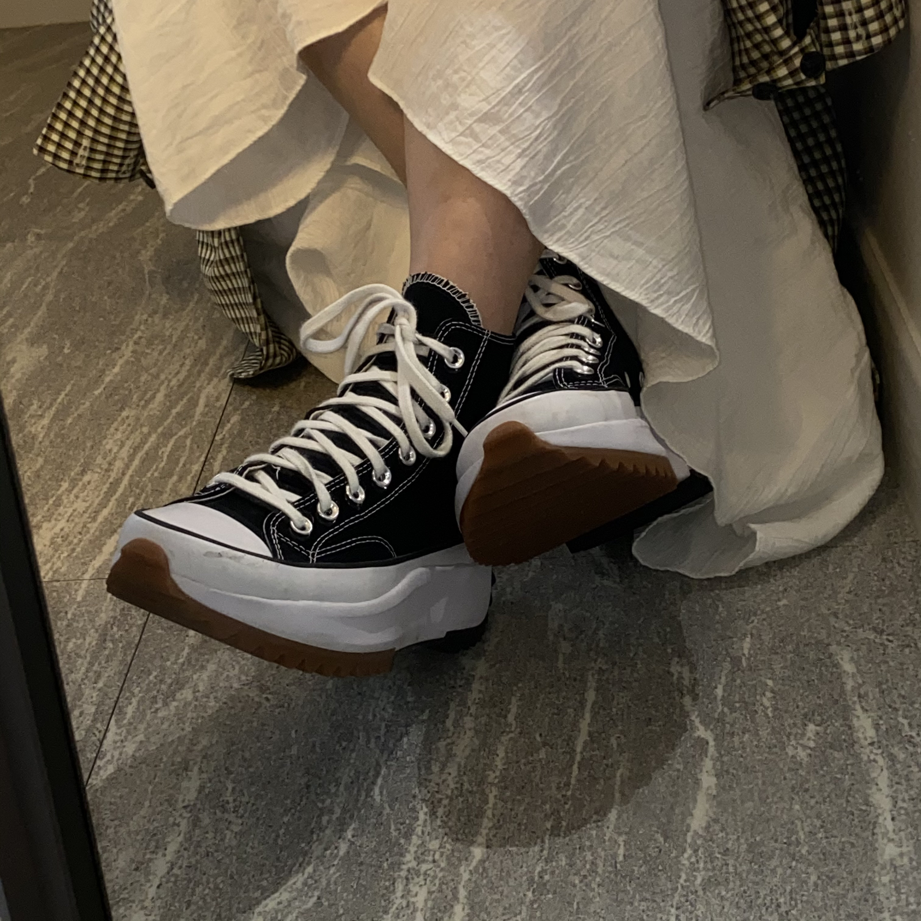 Converse Run Star Hike Hi Black White Gum 착용 스타일 - 2
