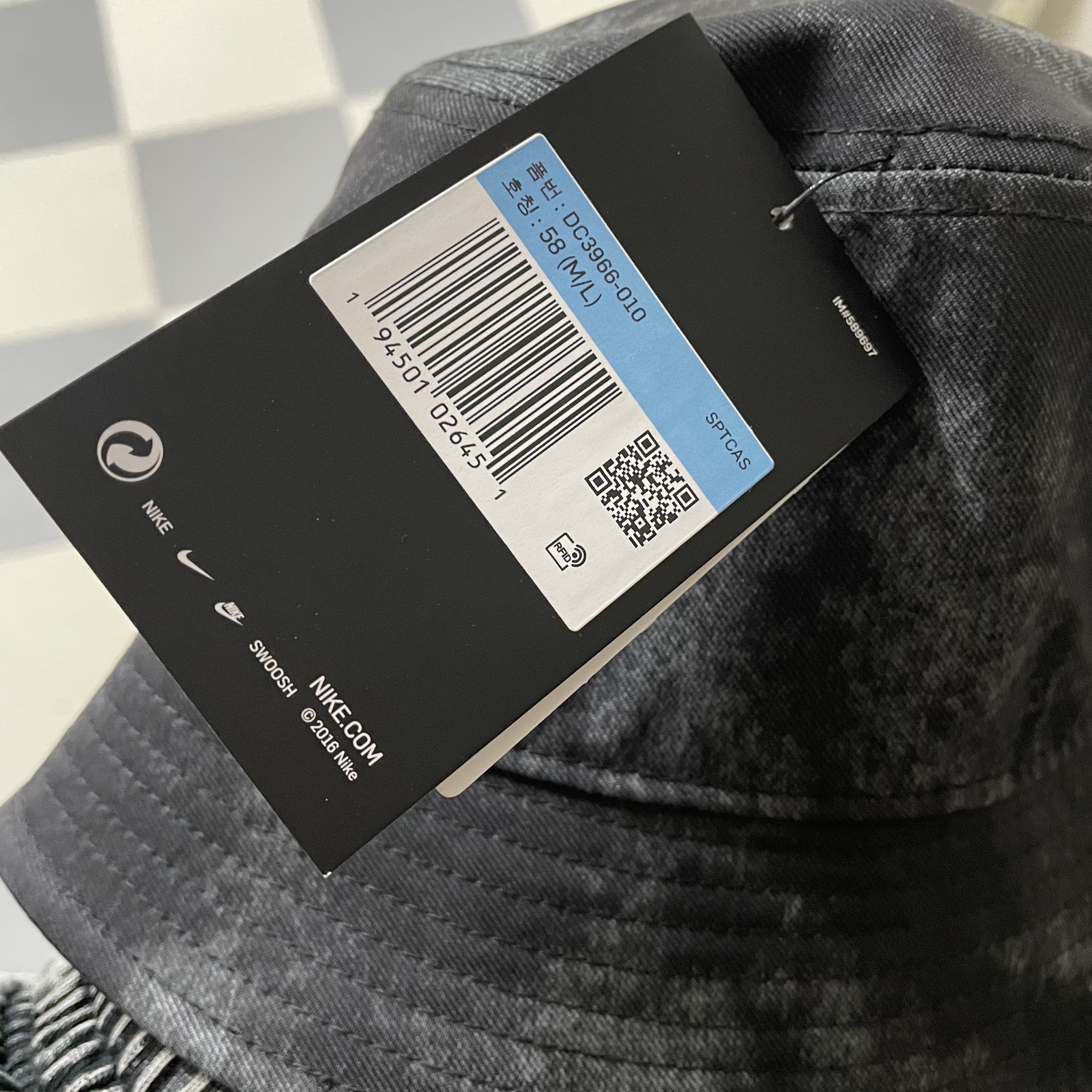 Nike Bucket Futura Tie-Dye Black 착용 스타일 - 2