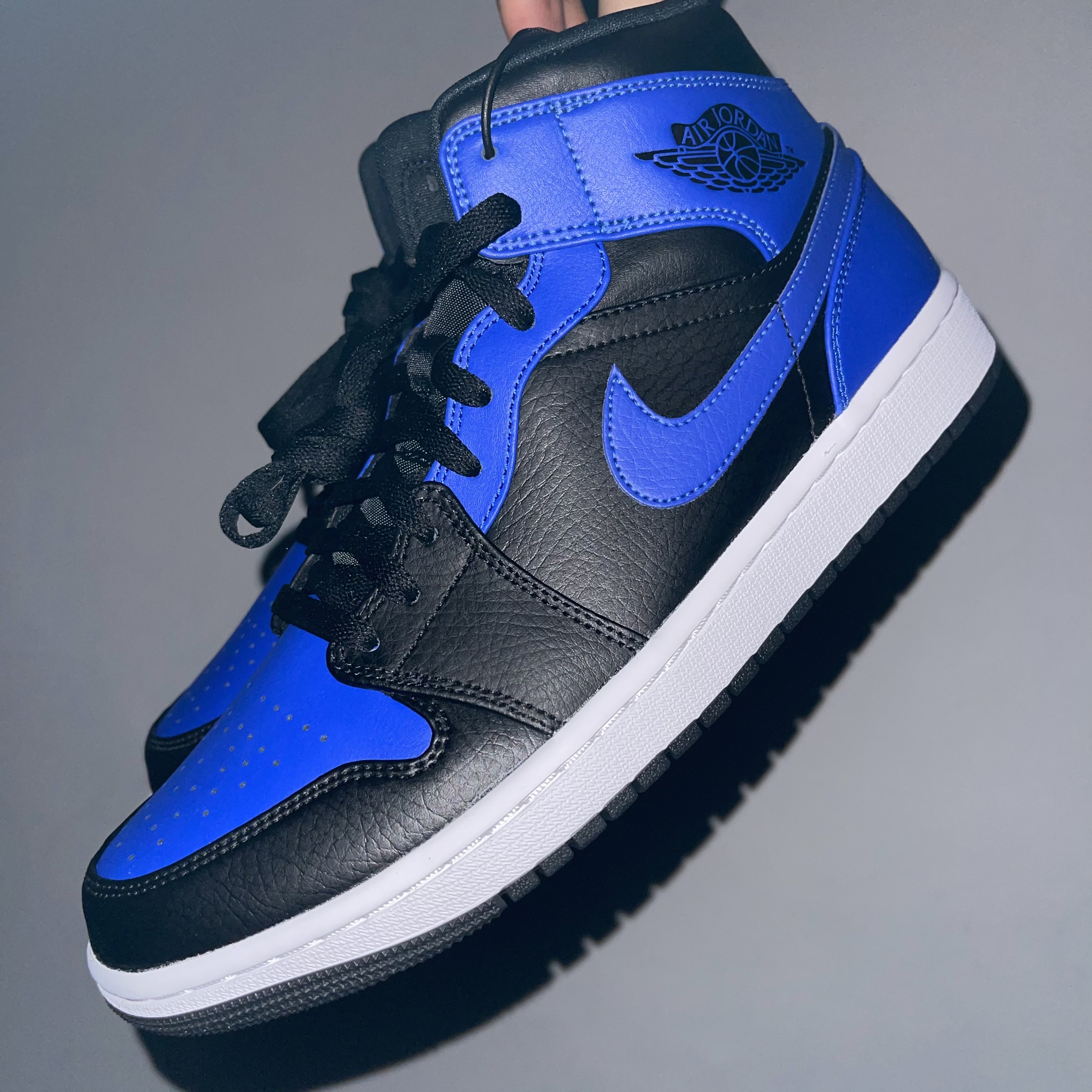 Jordan 1 Mid Black Hyper Royal 착용 스타일 - 1