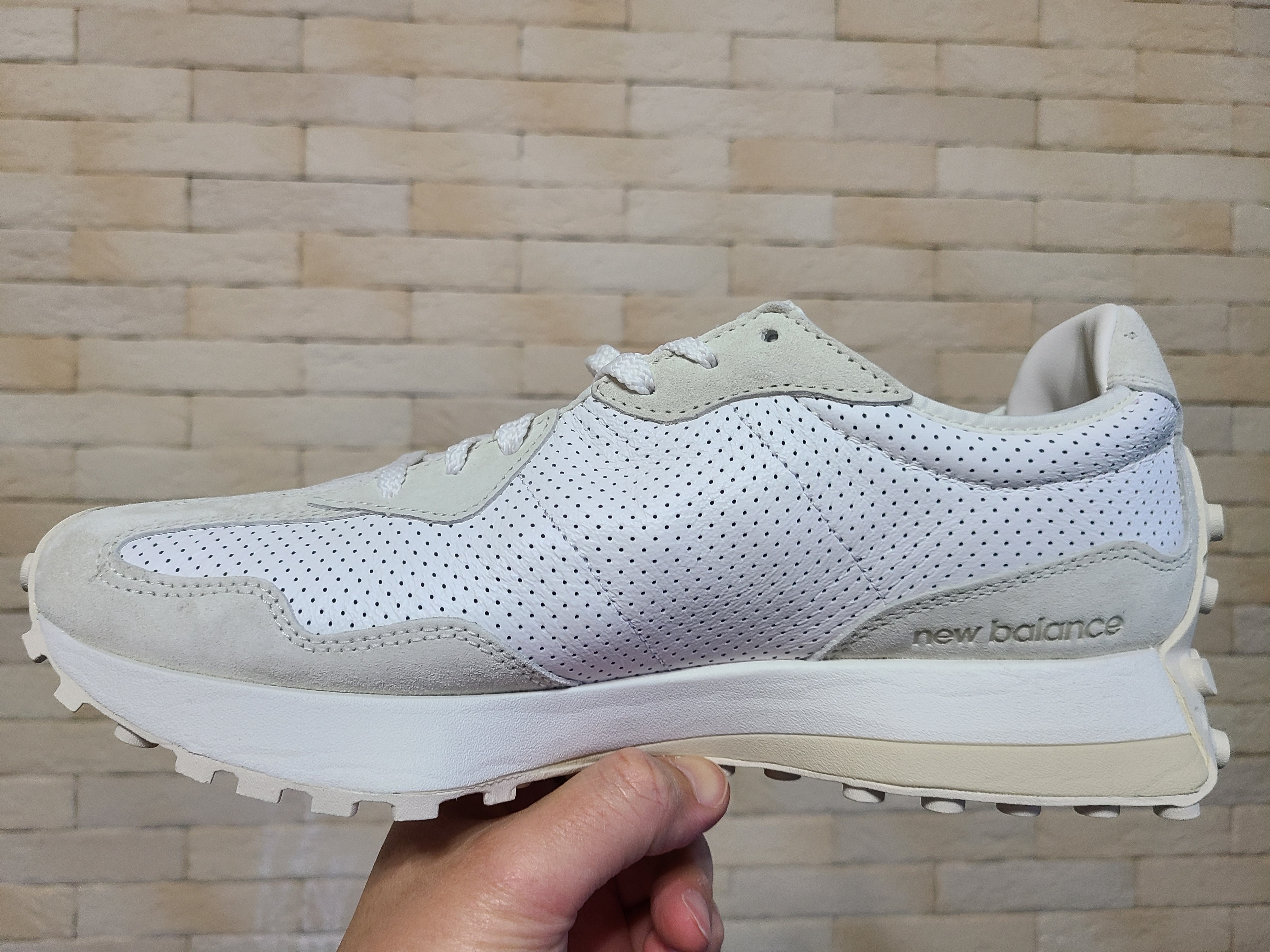 New Balance x Casablanca 327 Idealist Off White Green 착용 스타일 - 3