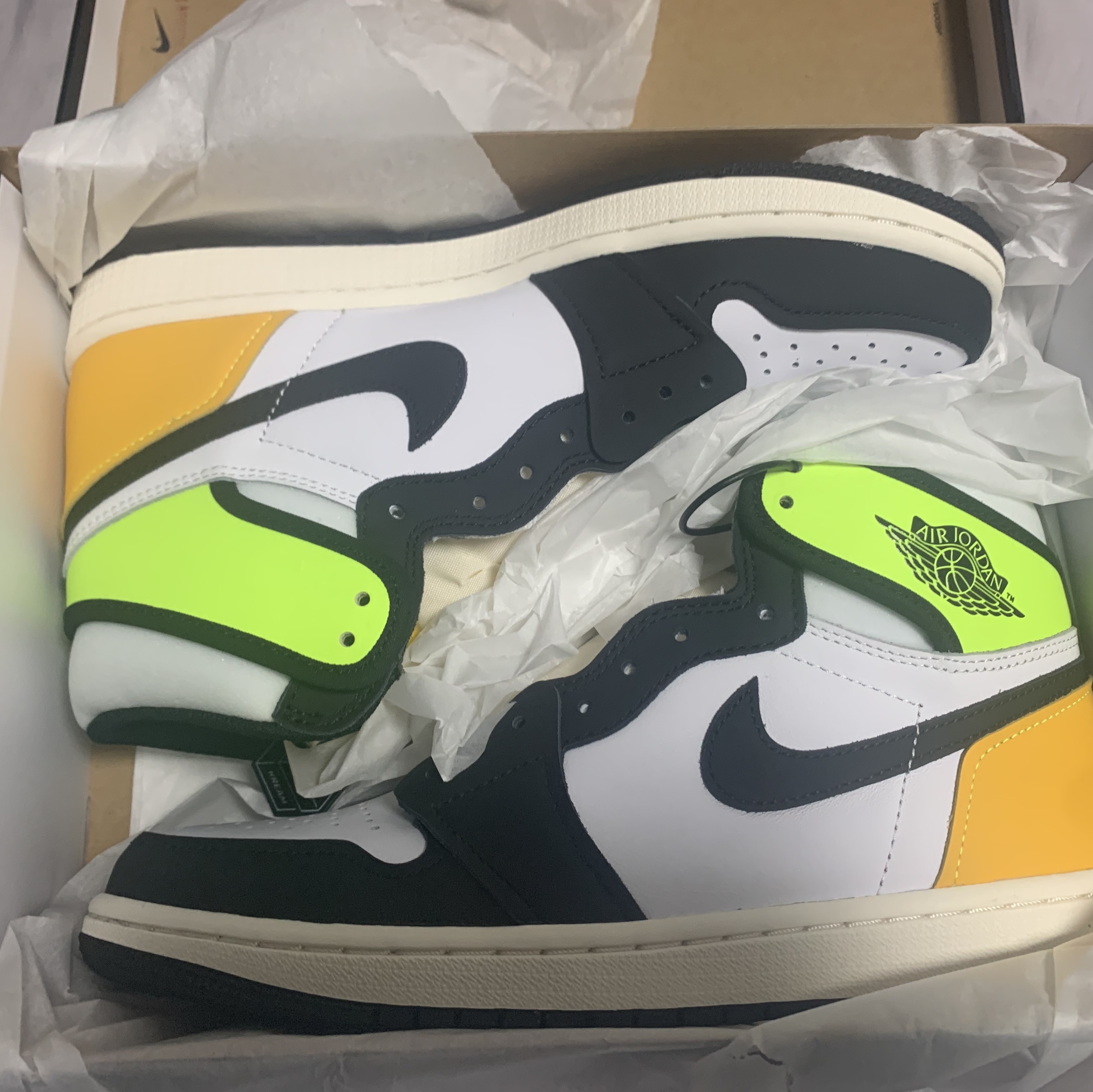 Jordan 1 Retro High OG Volt Gold 착용 스타일 - 1
