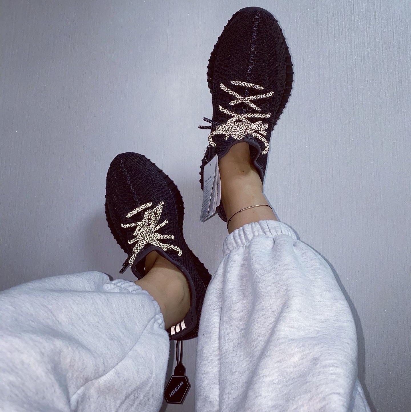 Adidas Yeezy Boost 350 V2 Black - Non-Reflective 착용 스타일 - 1