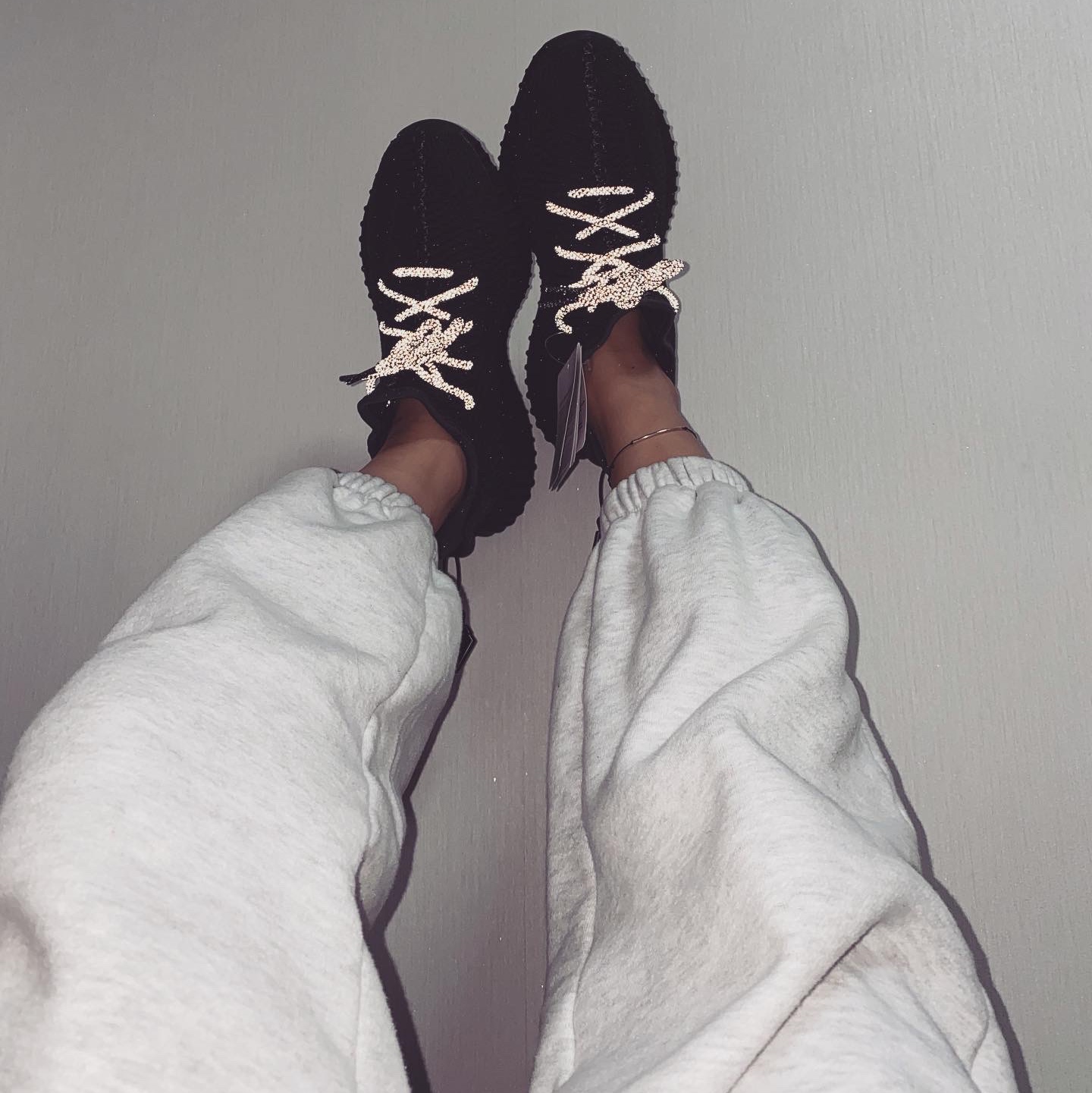 Adidas Yeezy Boost 350 V2 Black - Non-Reflective 착용 스타일 - 2