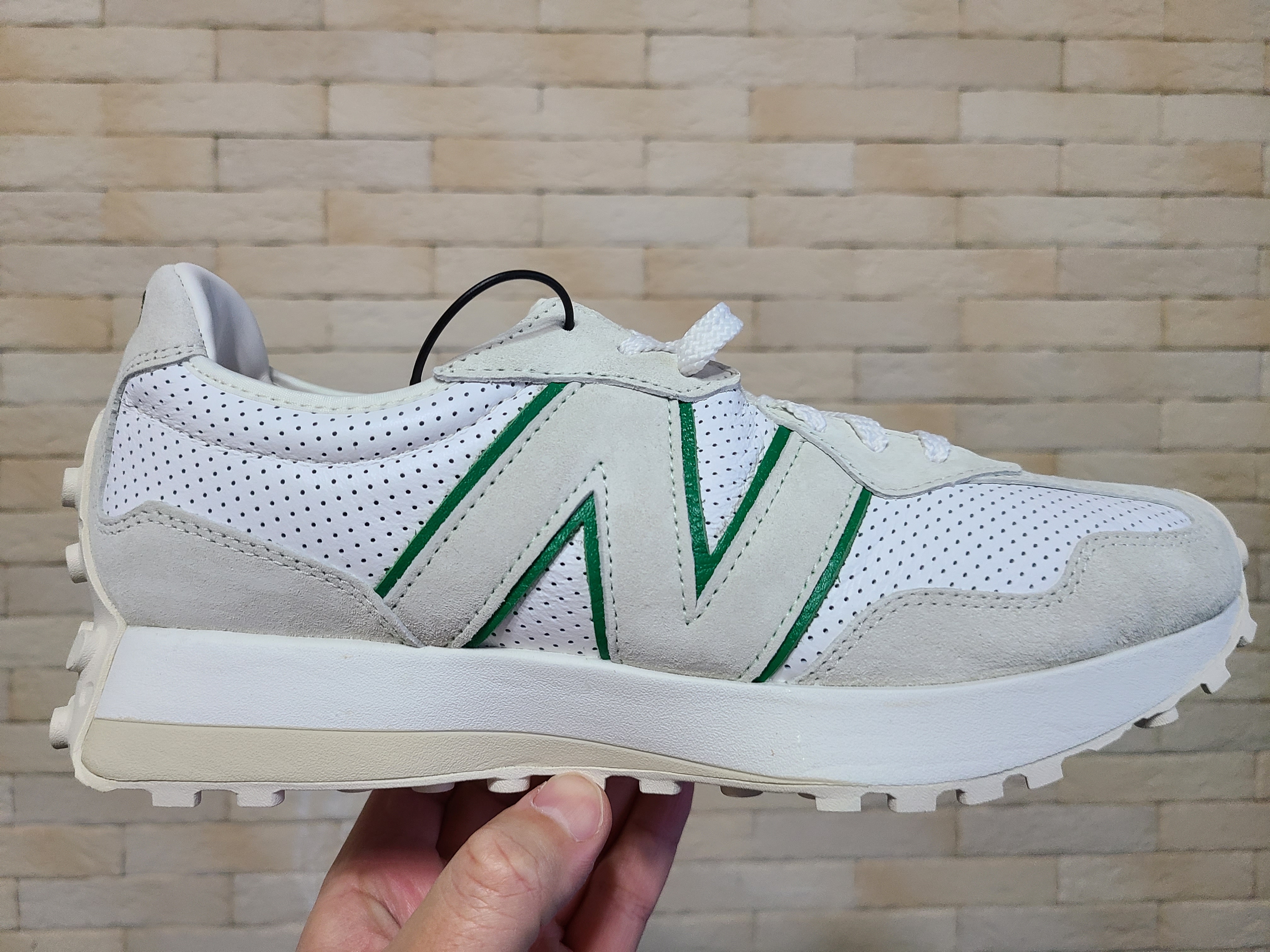 New Balance x Casablanca 327 Idealist Off White Green 착용 스타일 - 2