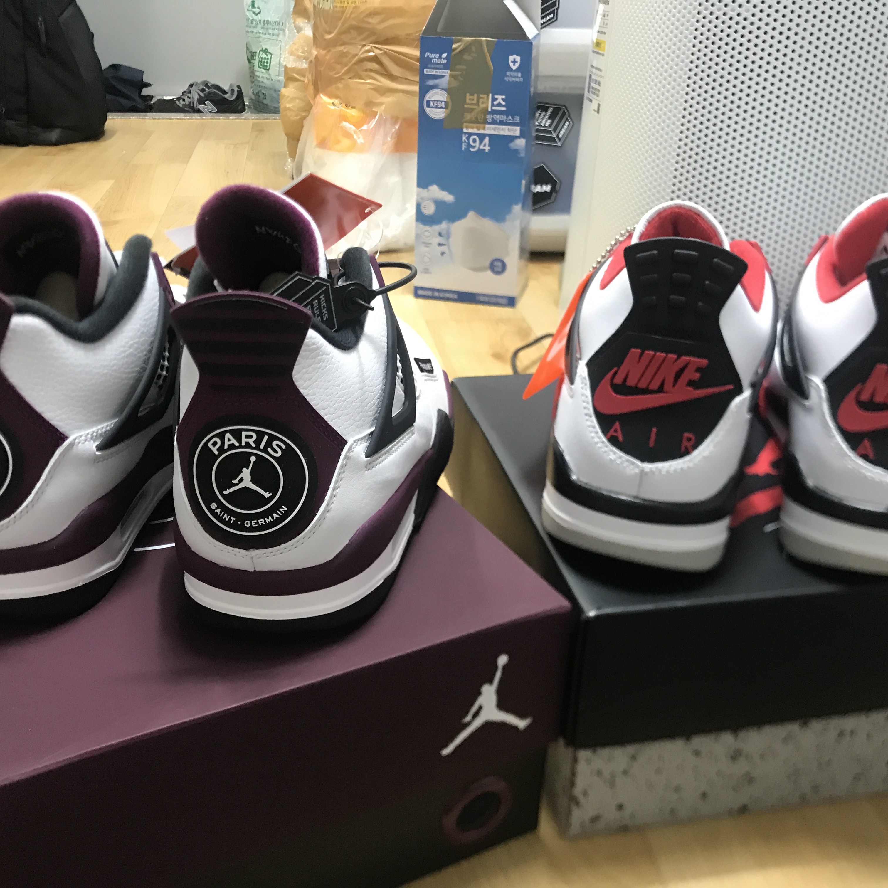 Jordan 4 Retro OG Fire Red 2020, Jordan 4 x Paris Saint-Germain Retro Neutral Grey Bordeaux 착용 스타일 - 3