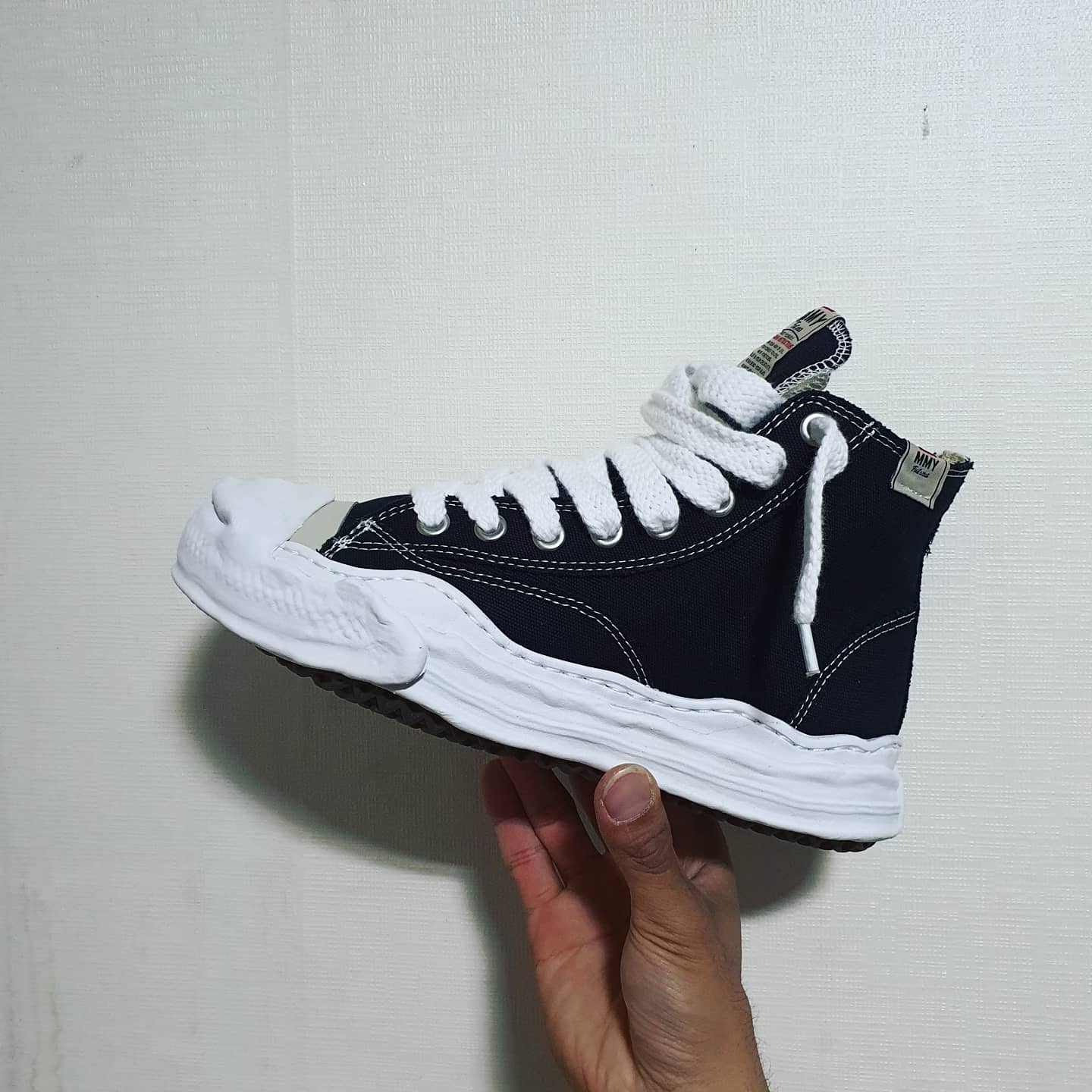 Maison Mihara Yasuhiro Peterson OG Sole Canvas High-top Sneakers Black, Maison Mihara Yasuhiro Hank OG Sole Canvas Low-top Sneakers Black 착용 스타일 - 2