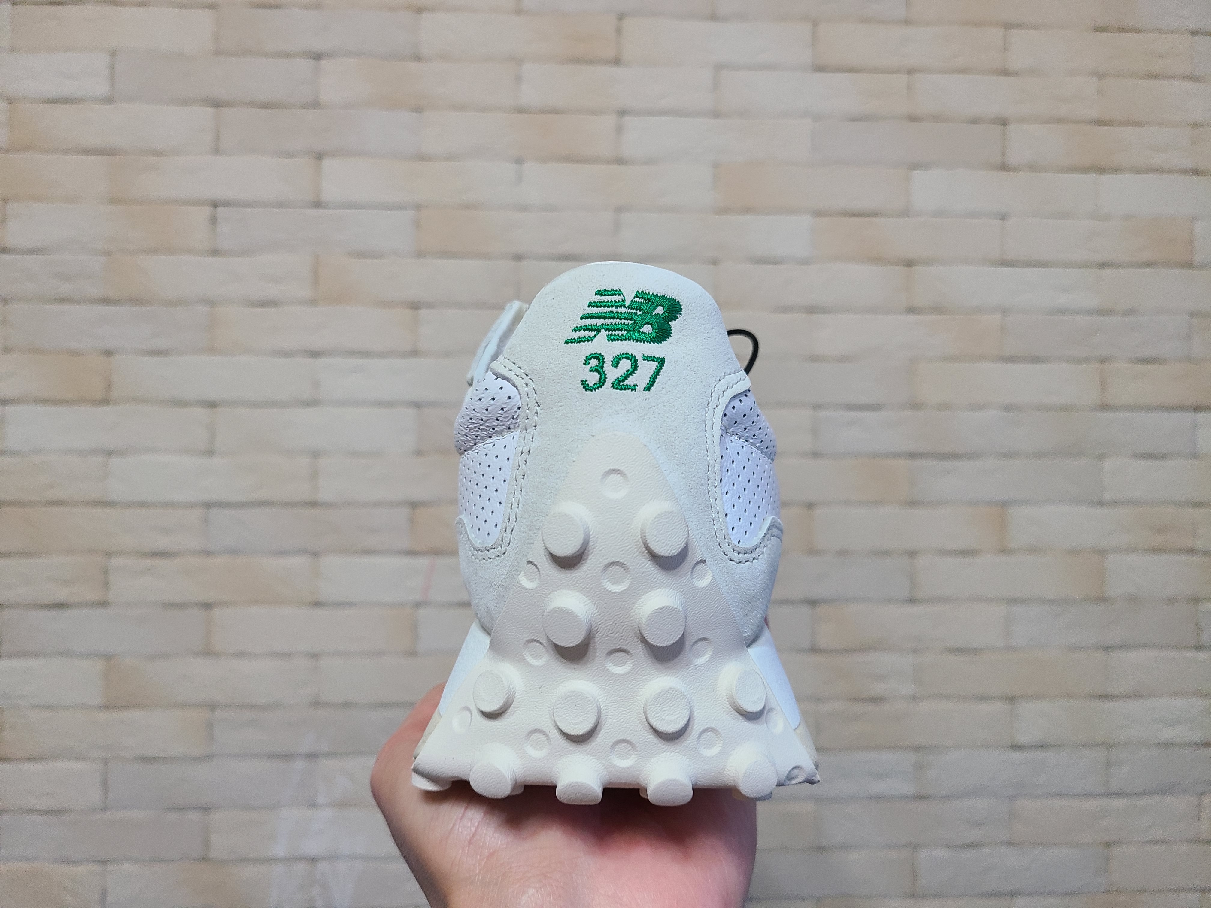 New Balance x Casablanca 327 Idealist Off White Green 착용 스타일 - 5