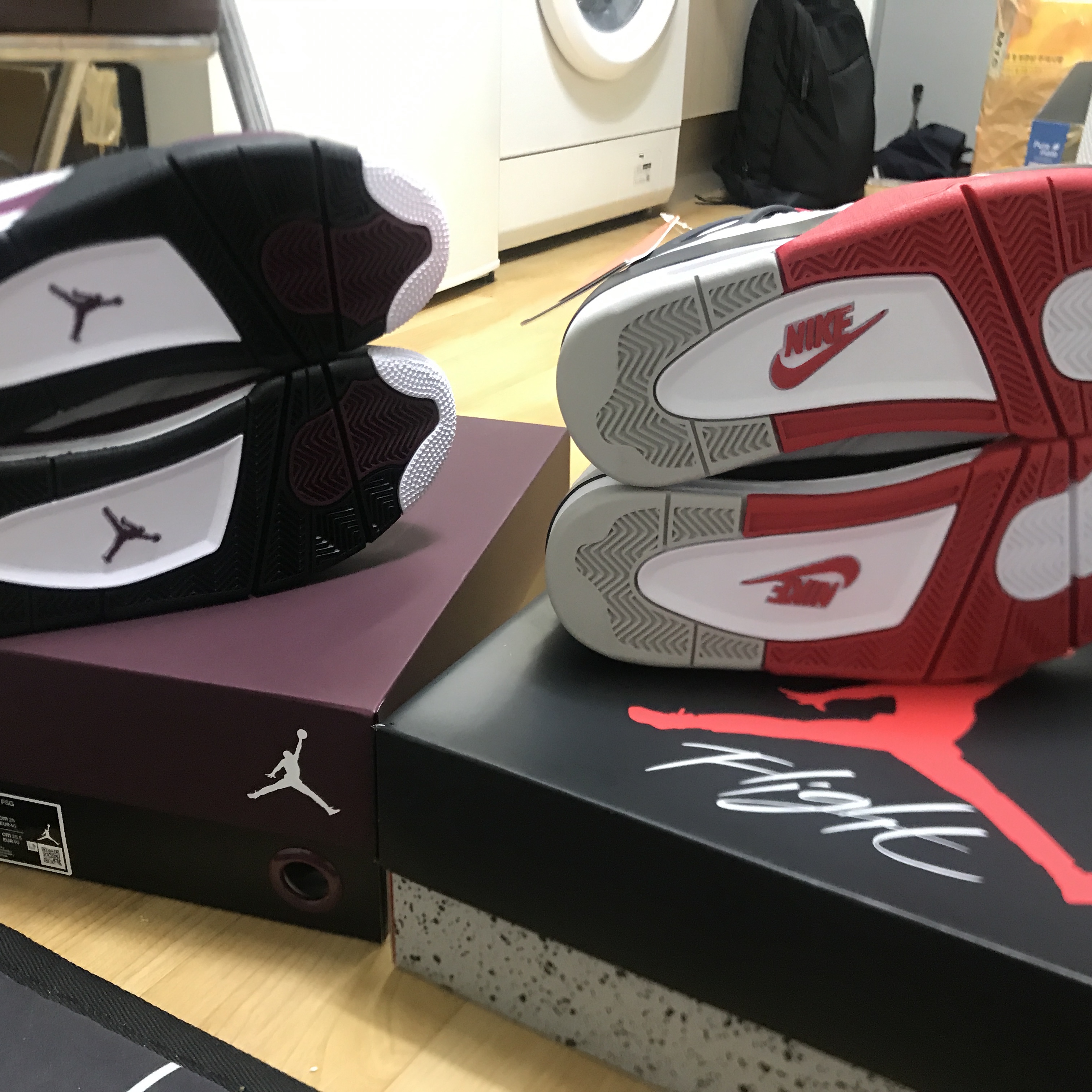 Jordan 4 Retro OG Fire Red 2020, Jordan 4 x Paris Saint-Germain Retro Neutral Grey Bordeaux 착용 스타일 - 5