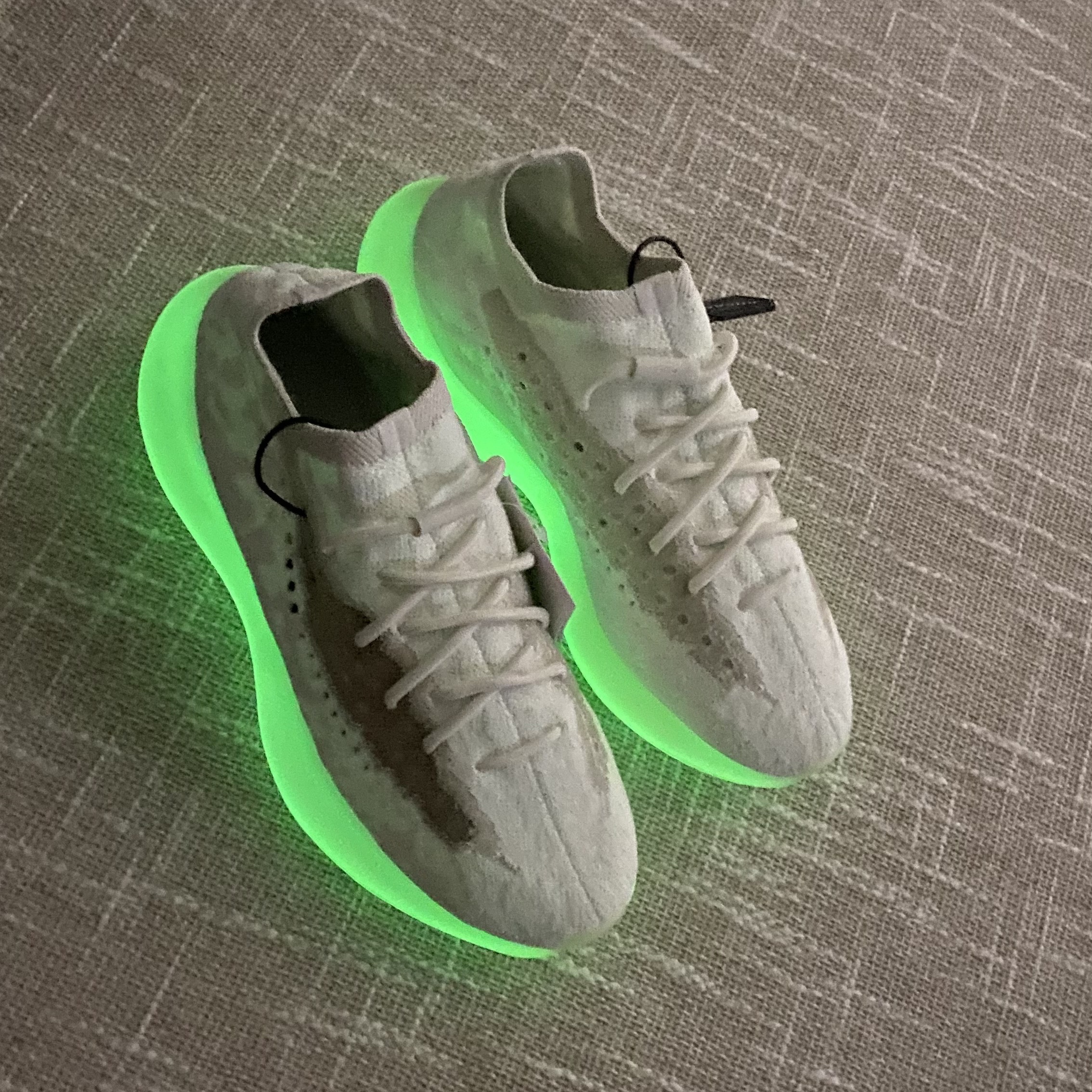 Adidas Yeezy Boost 380 Calcite Glow 착용 스타일