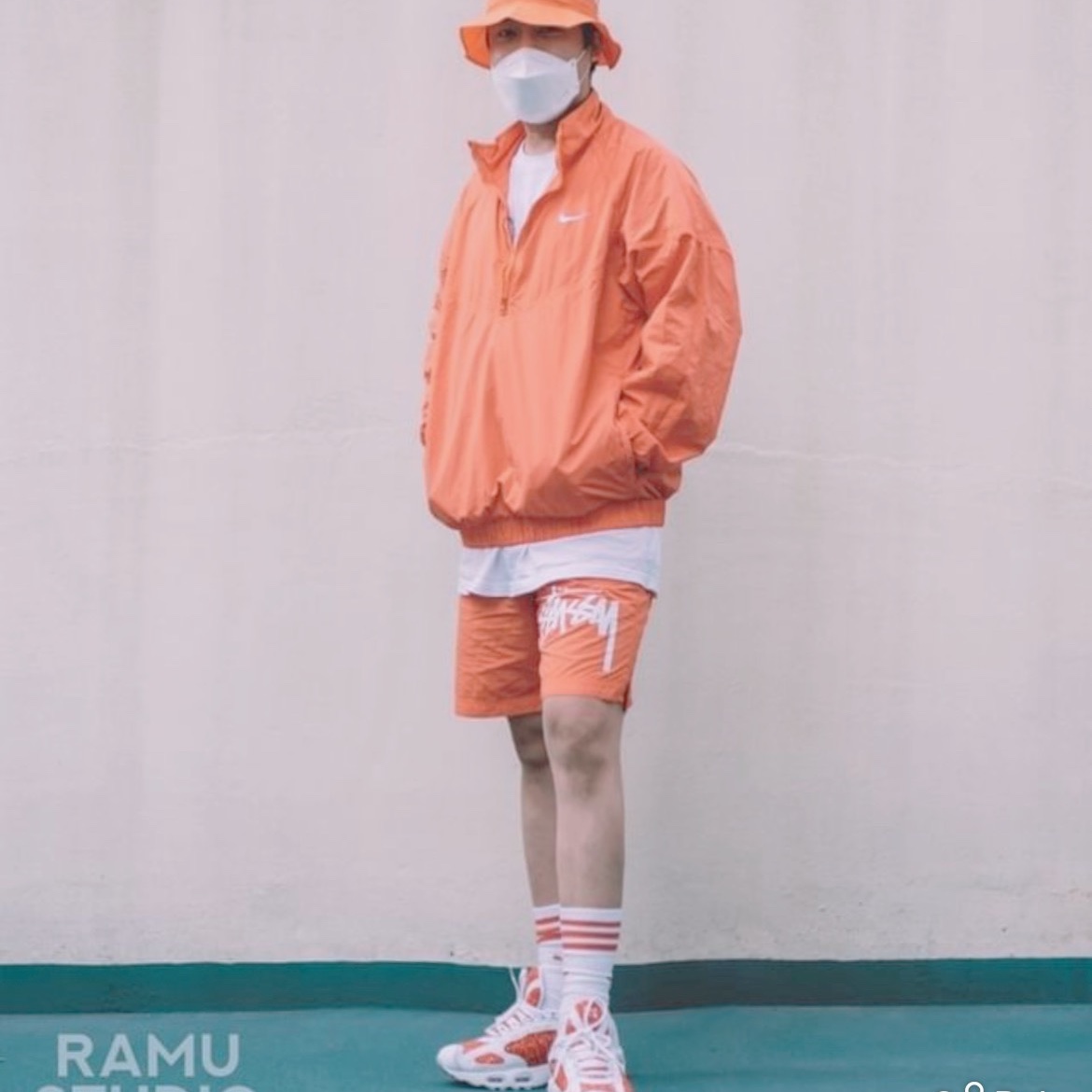Nike x Stussy Windrunner Jacket Habanero Red, Nike x Stussy Water Shorts Habanero Red 착용 스타일