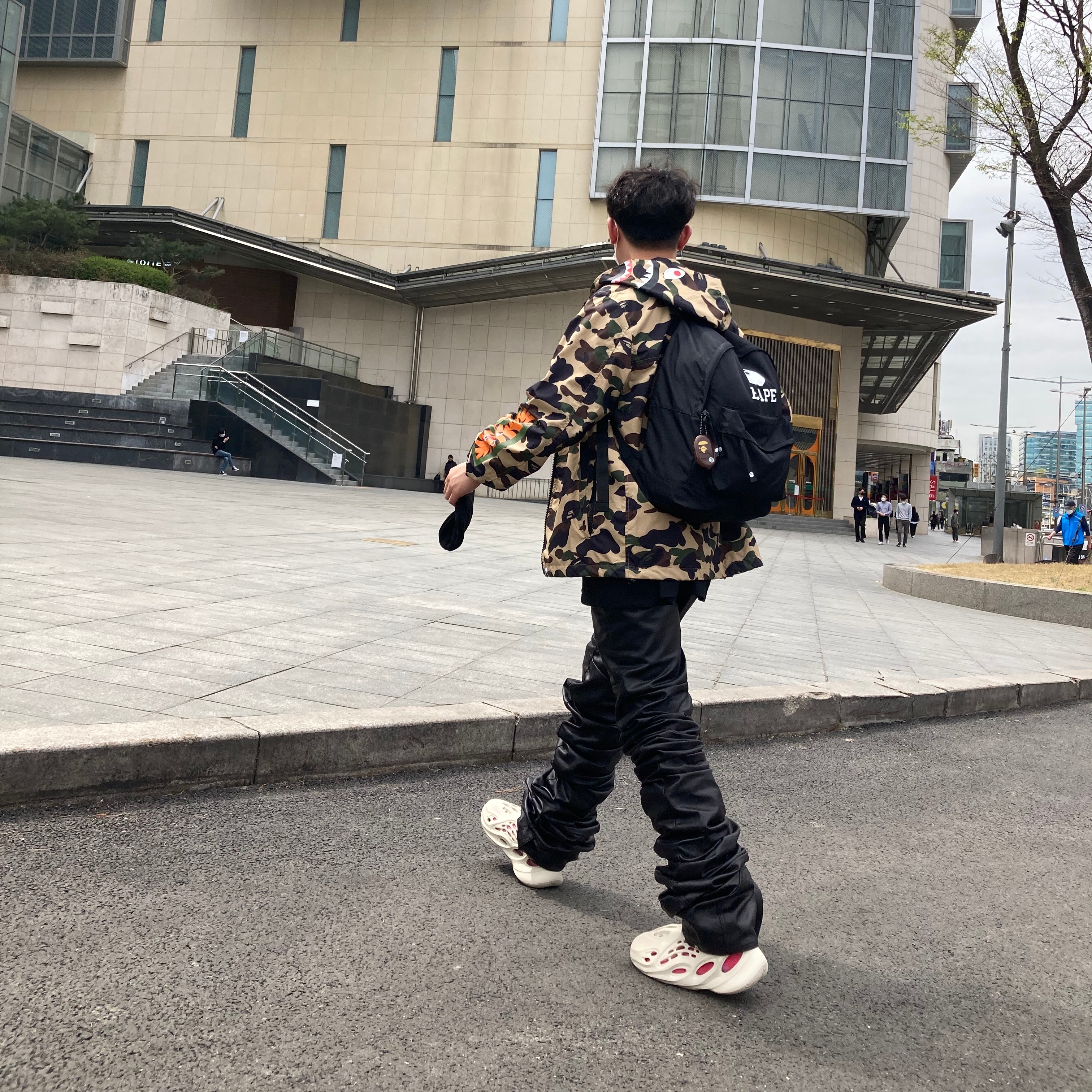 Adidas Yeezy Foam RNNR Sand 착용 스타일