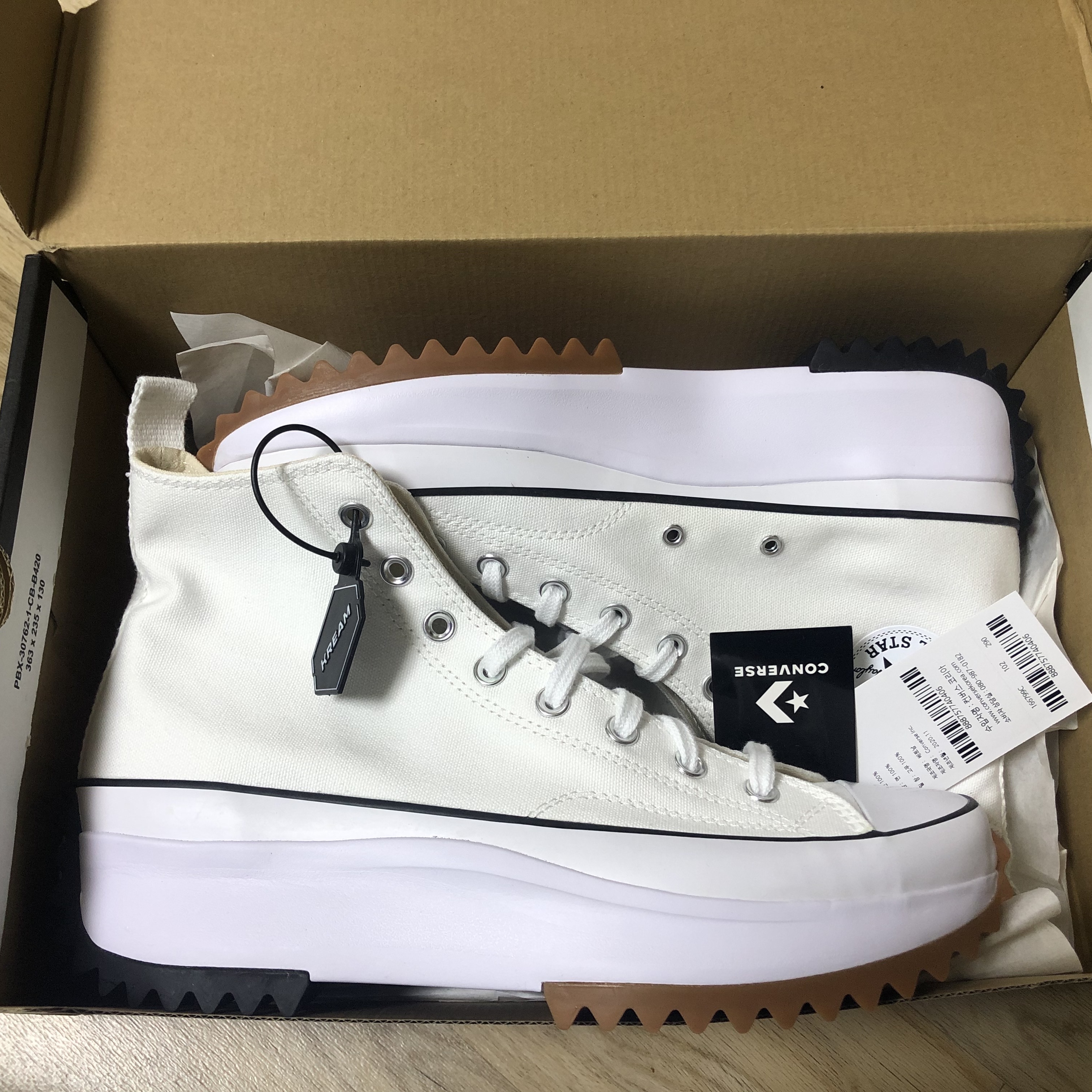 Converse Run Star Hike Hi White Black Gum 착용 스타일 - 1