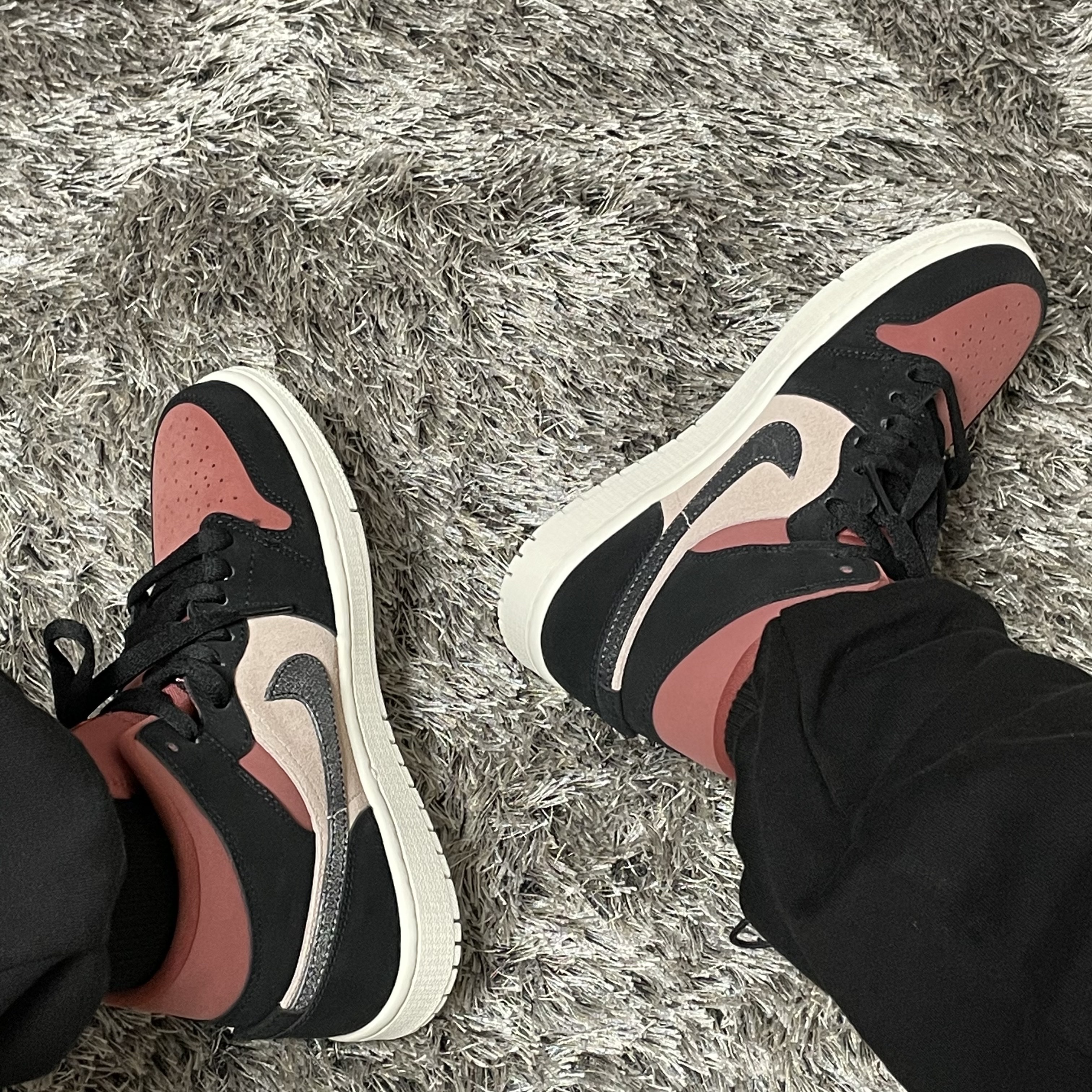 (W) Jordan 1 Mid Burgundy Dusty Pink 착용 스타일 - 2