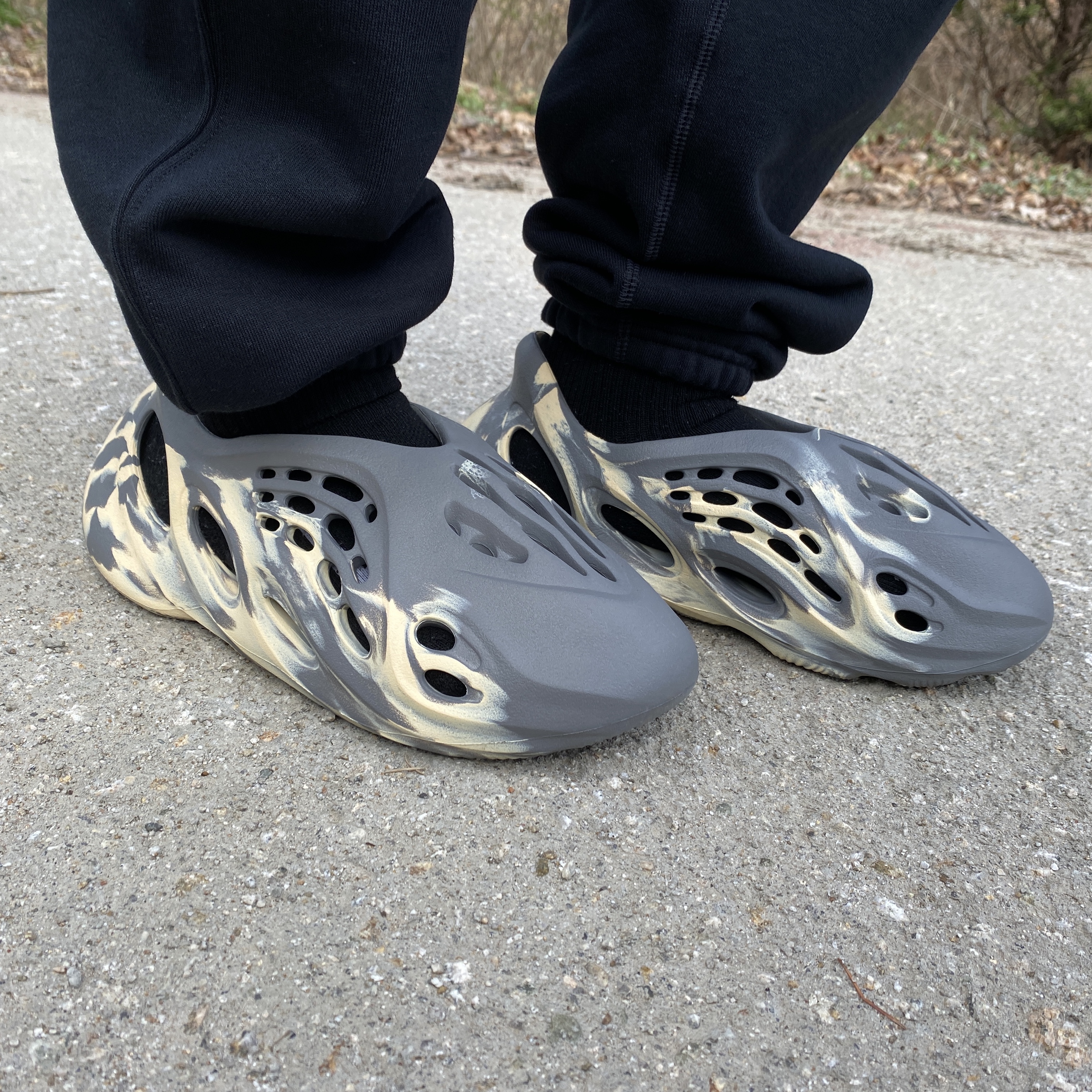 Adidas Yeezy Foam RNNR MXT Moon Gray 착용 스타일