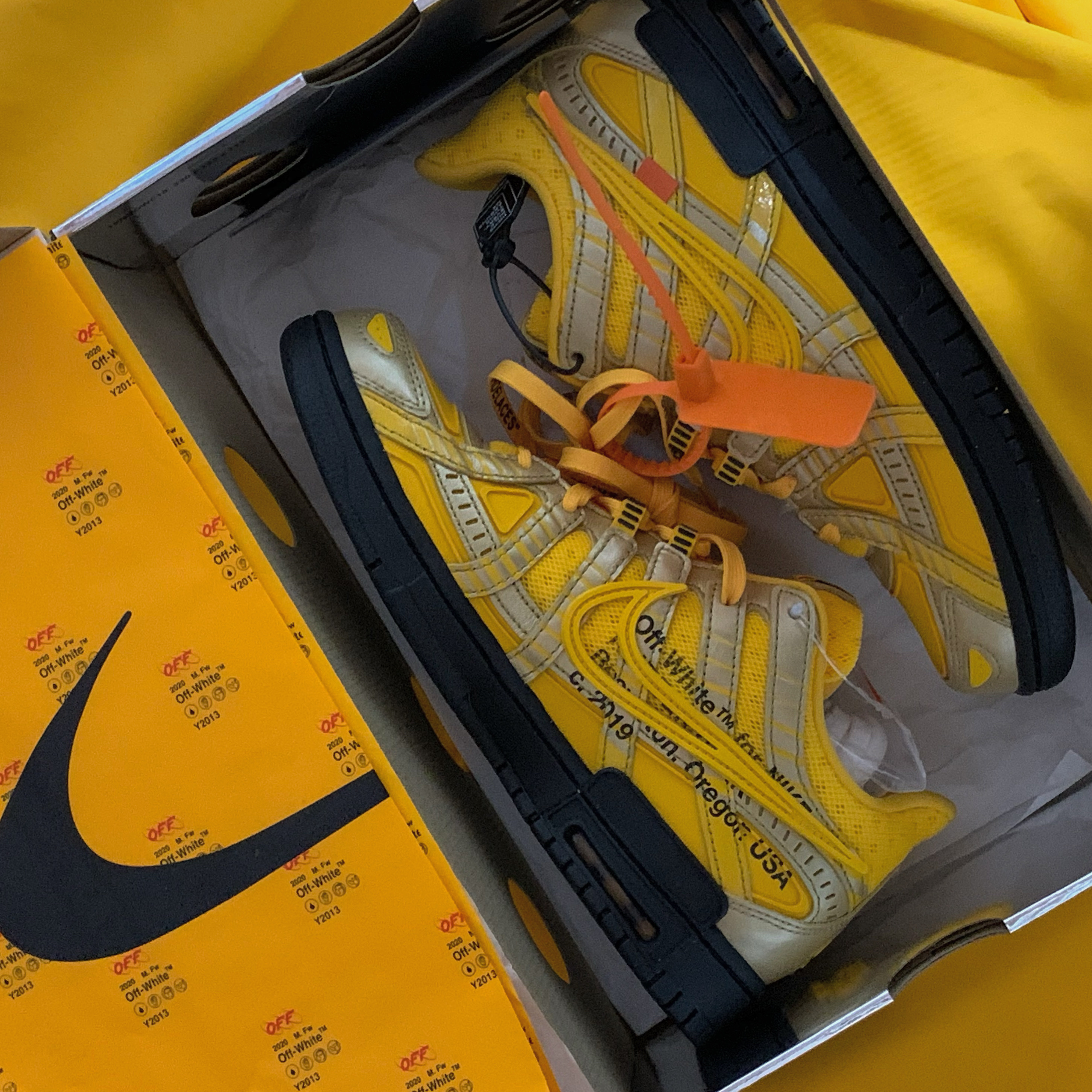 Nike x Off-White Air Rubber Dunk University Gold 착용 스타일